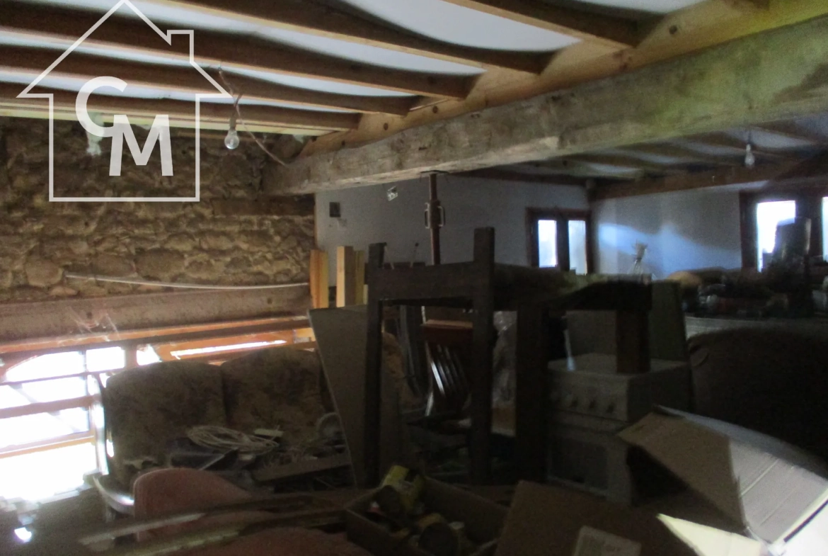 Ancienne grange rénovable avec 3 chambres à Val-doire-et-gartempe 