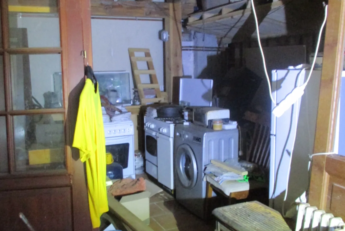 Ancienne grange rénovable avec 3 chambres à Val-doire-et-gartempe 