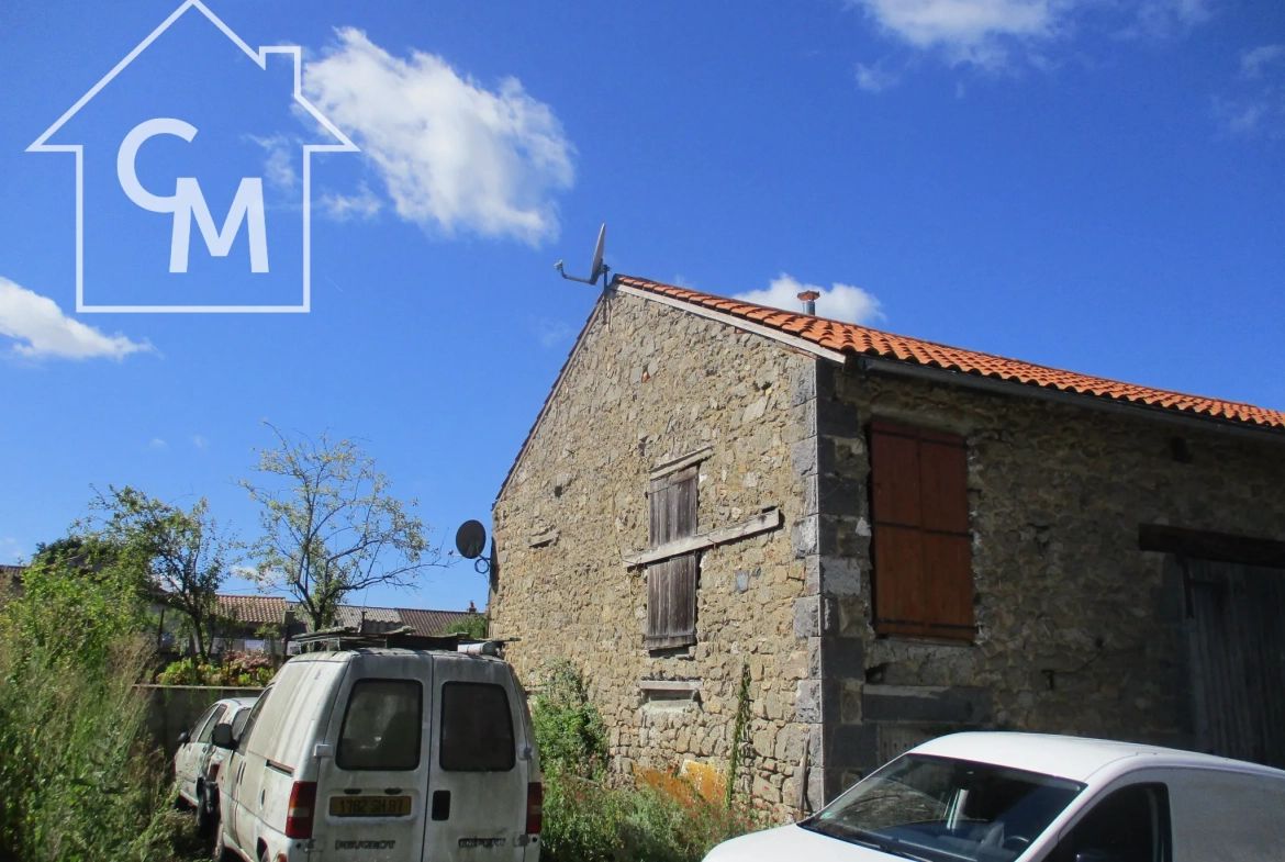 Ancienne grange rénovable avec 3 chambres à Val-doire-et-gartempe 