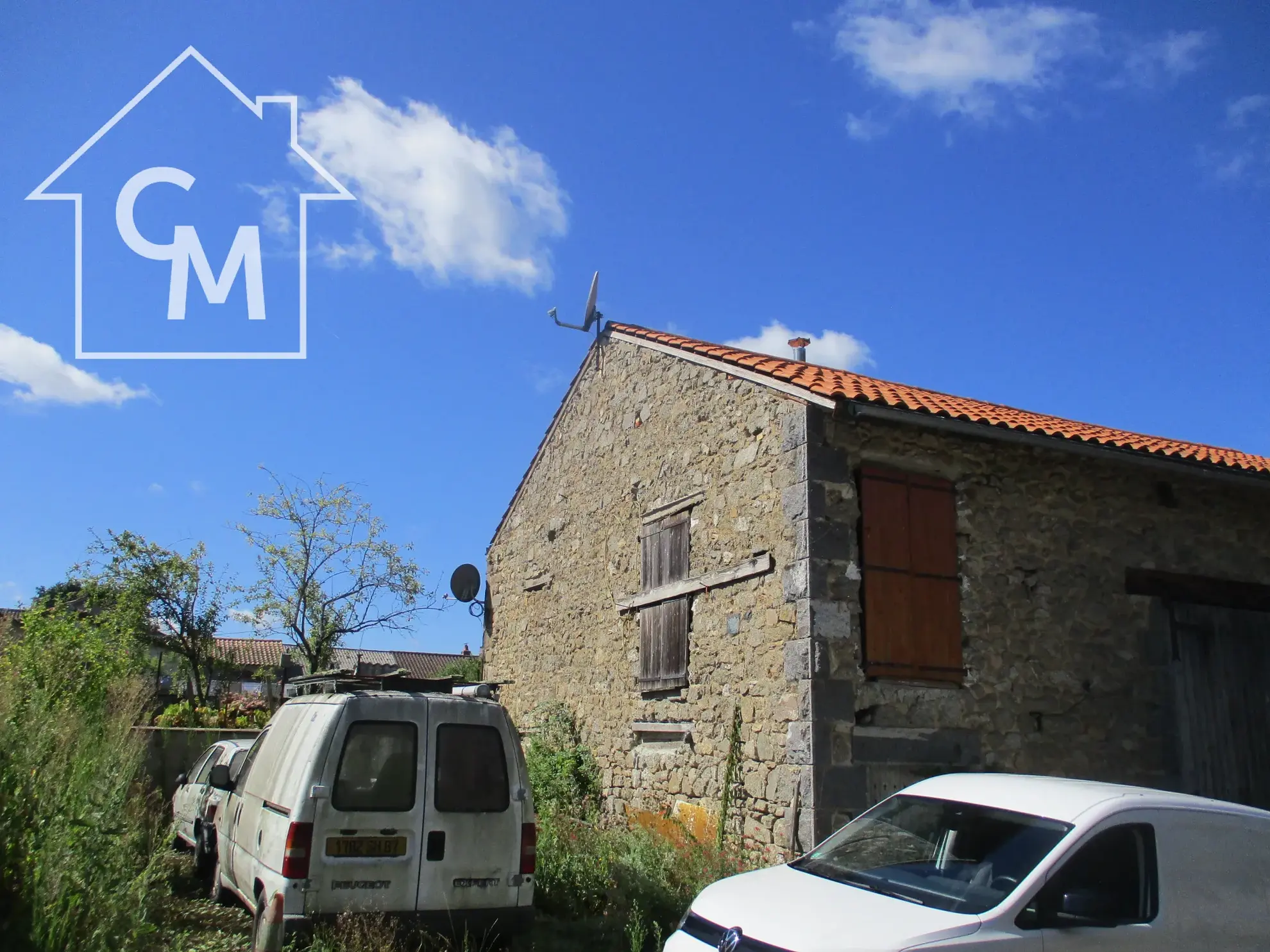 Ancienne grange rénovable avec 3 chambres à Val-doire-et-gartempe 