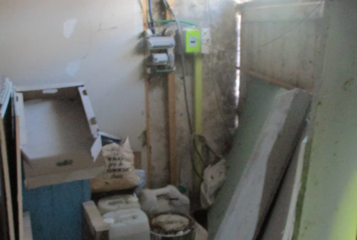 Ancienne grange rénovable avec 3 chambres à Val-doire-et-gartempe 