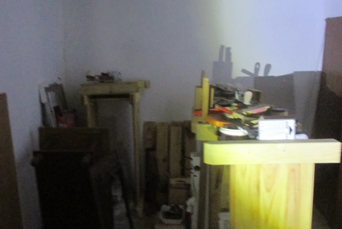 Ancienne grange rénovable avec 3 chambres à Val-doire-et-gartempe 