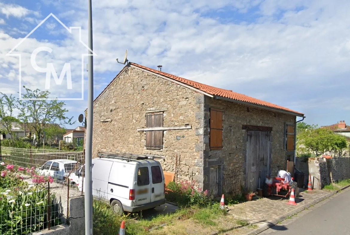 Ancienne grange rénovable avec 3 chambres à Val-doire-et-gartempe 