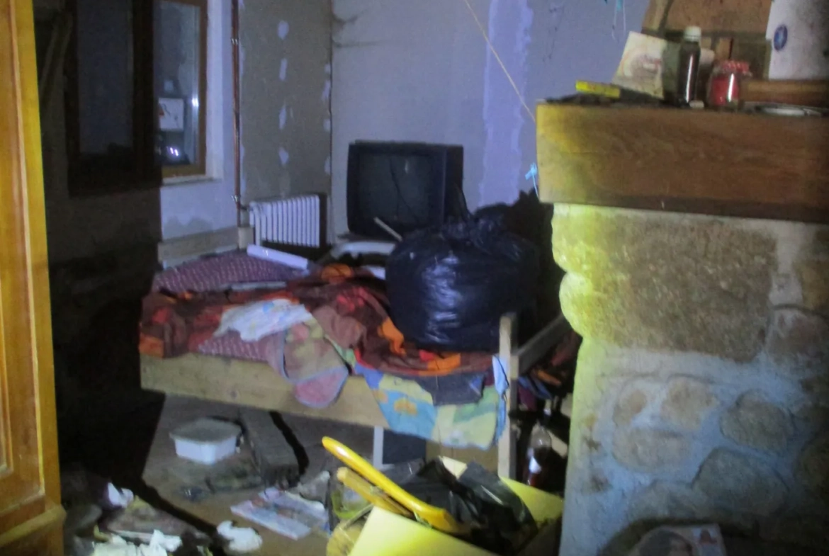 Ancienne grange rénovable avec 3 chambres à Val-doire-et-gartempe 