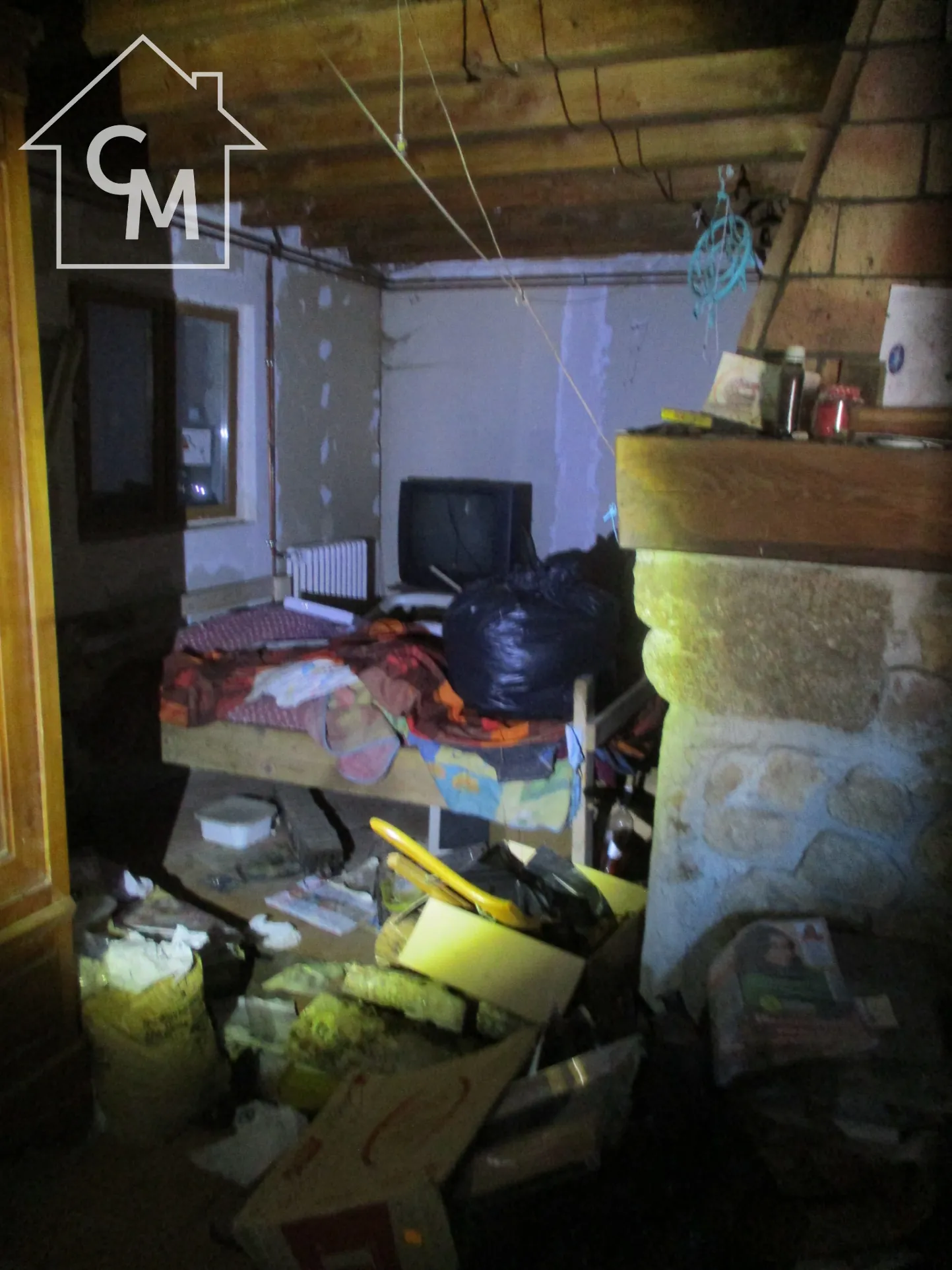 Ancienne grange rénovable avec 3 chambres à Val-doire-et-gartempe 