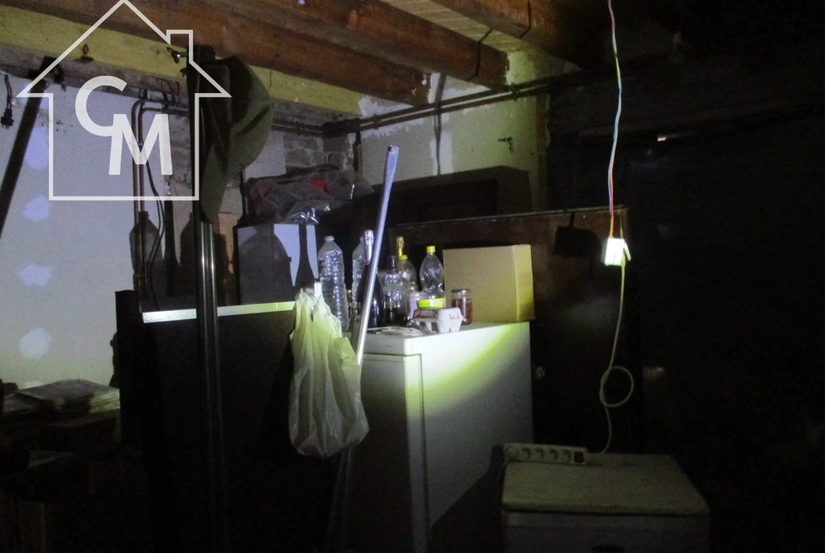 Ancienne grange rénovable avec 3 chambres à Val-doire-et-gartempe 