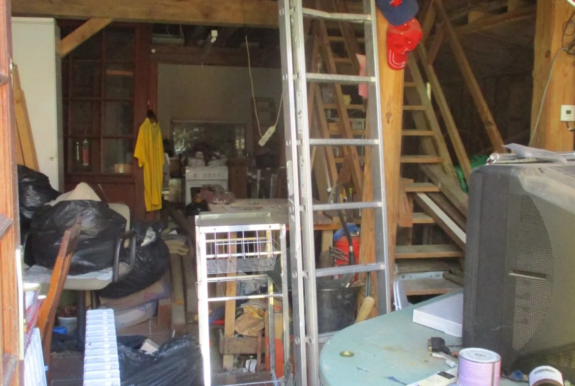 Ancienne grange rénovable avec 3 chambres à Val-doire-et-gartempe 