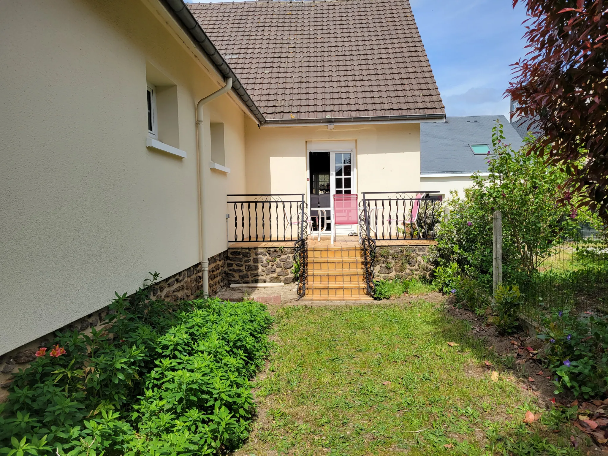Maison de plain-pied rénovée avec garage et jardin au Mans 
