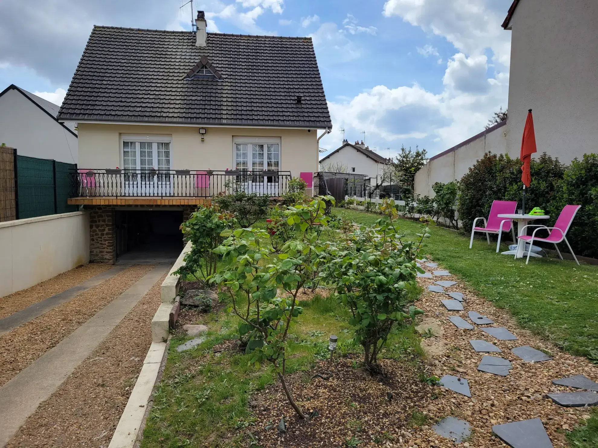 Maison de plain-pied rénovée avec garage et jardin au Mans 