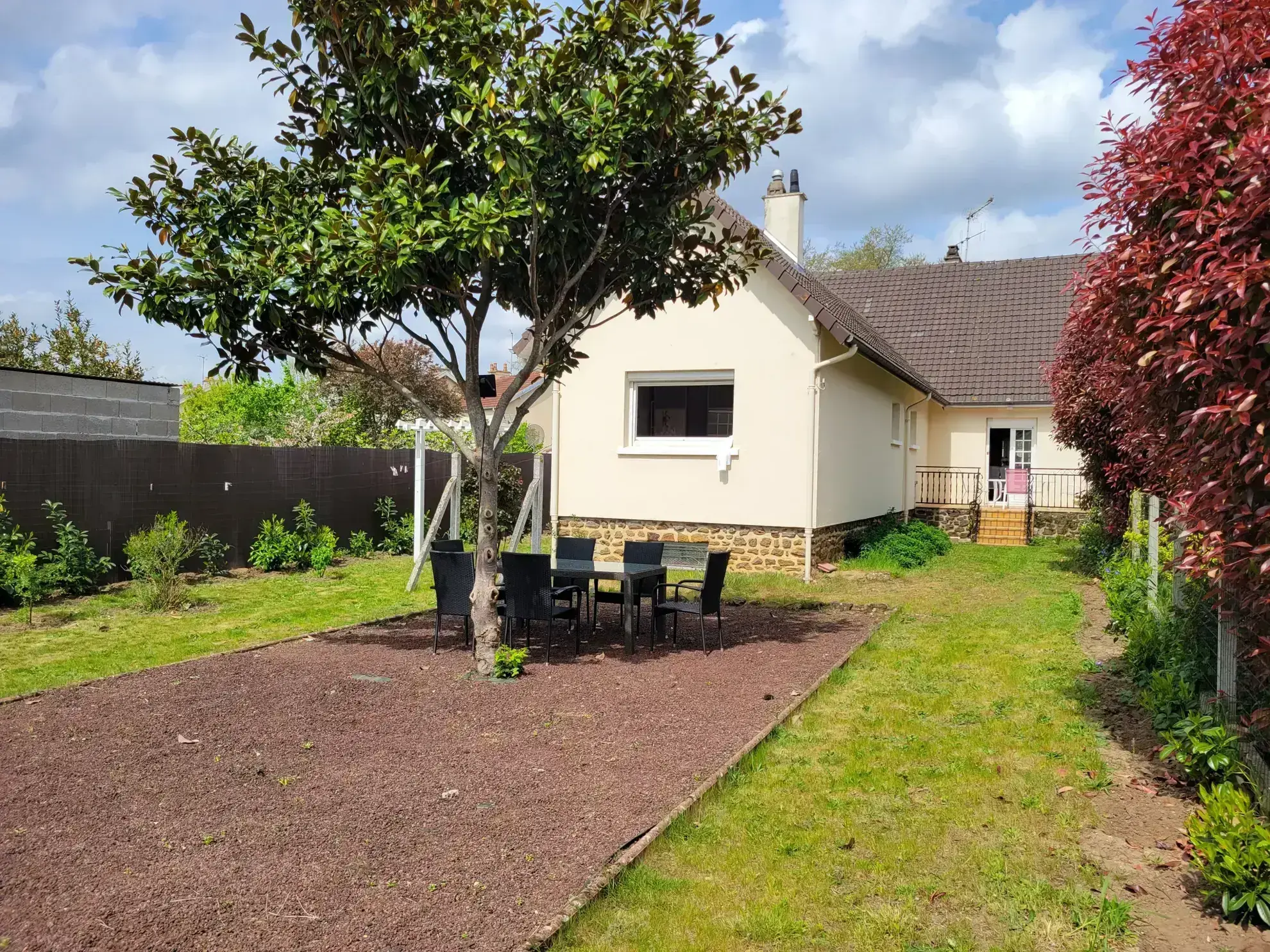 Maison de plain-pied rénovée avec garage et jardin au Mans 