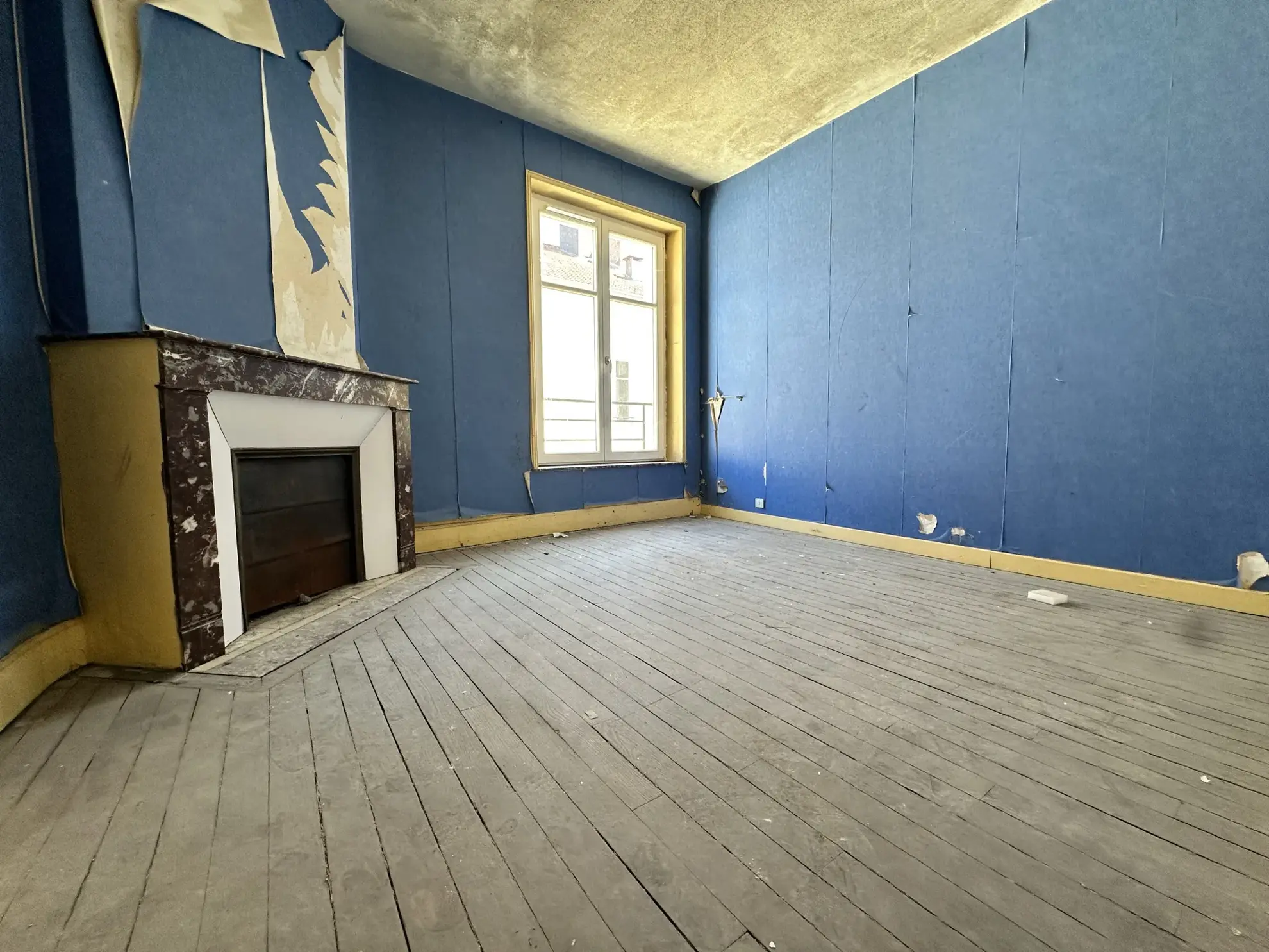 Appartement F3 à Toul de 107 m² avec fort potentiel de rénovation 
