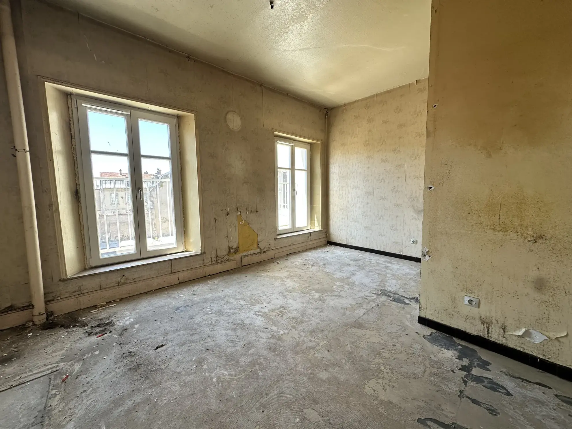 Appartement F3 à Toul de 107 m² avec fort potentiel de rénovation 