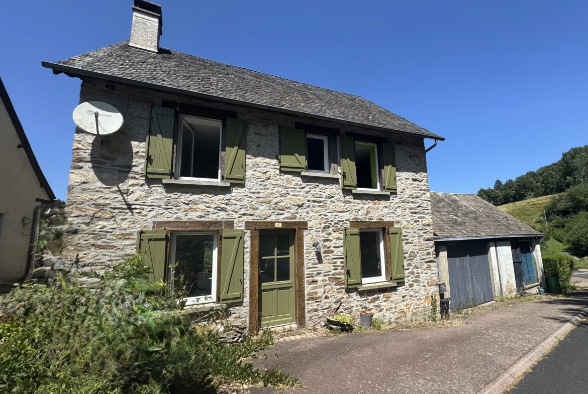 Maison en pierre à Cornil (19) avec dépendances et terrain de 360 m² 
