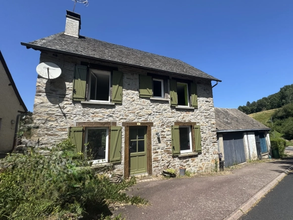 Maison en pierre à Cornil (19) avec dépendances et terrain de 360 m²