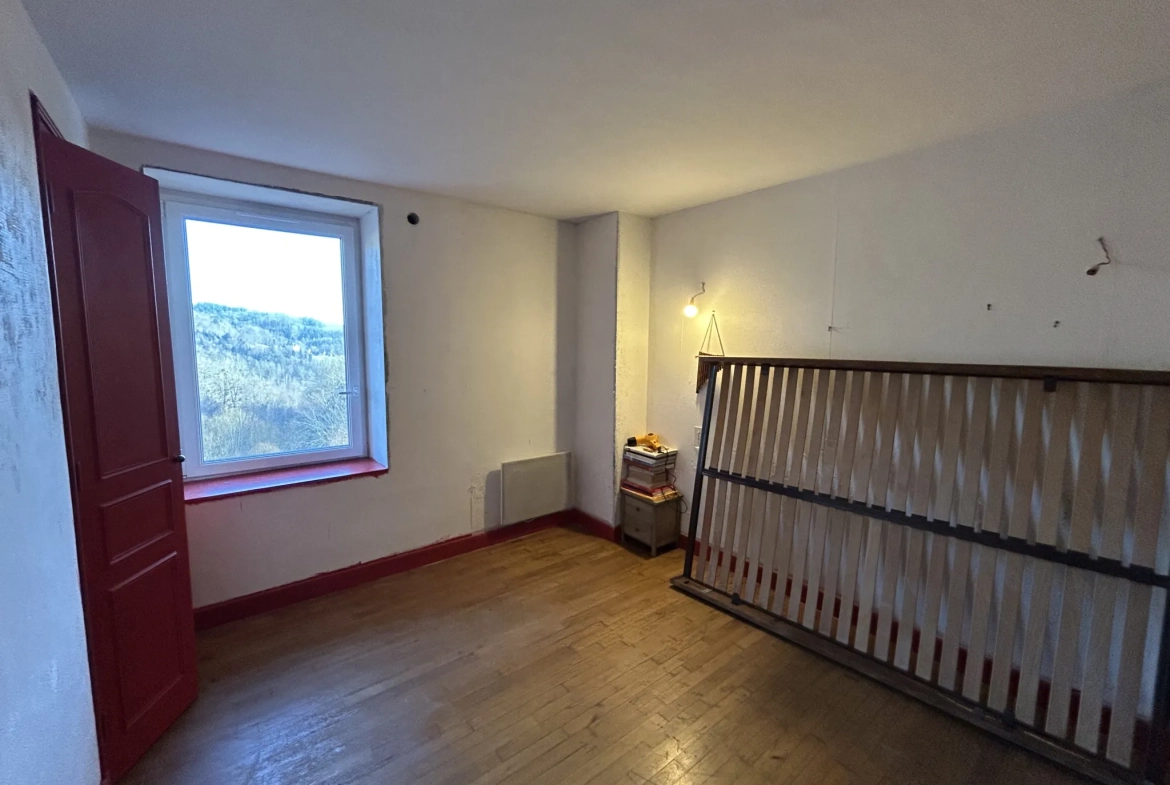 Maison en pierre à Cornil (19) avec dépendances et terrain de 360 m² 