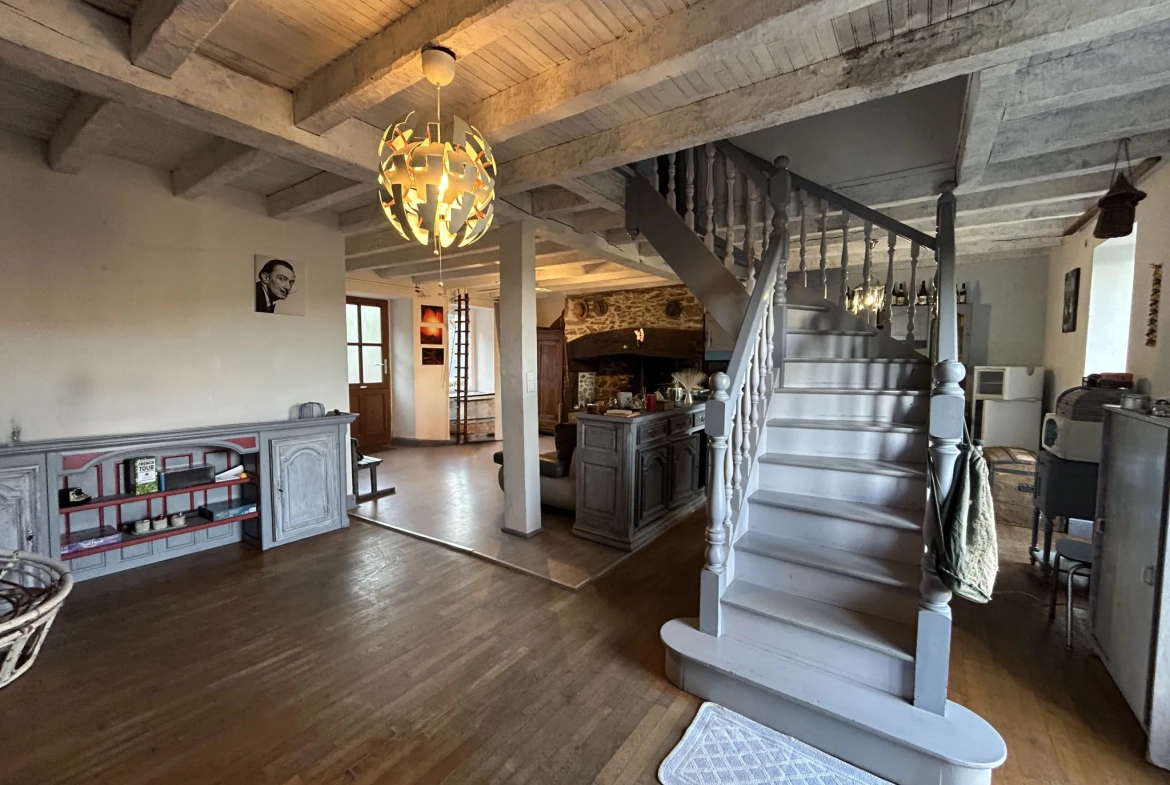 Maison en pierre à Cornil (19) avec dépendances et terrain de 360 m² 