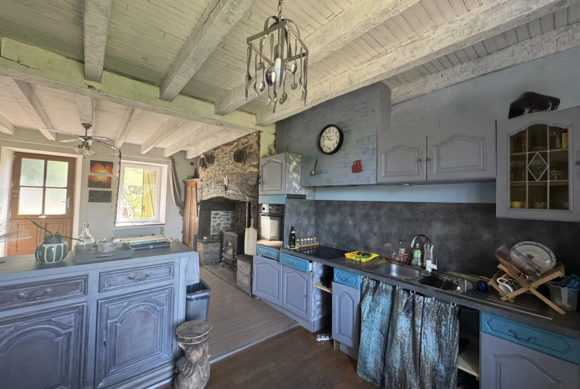 Maison en pierre à Cornil (19) avec dépendances et terrain de 360 m² 