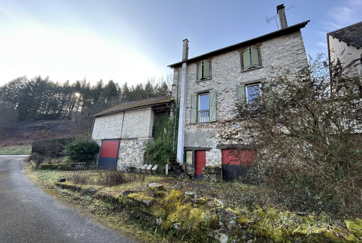 Maison en pierre à Cornil (19) avec dépendances et terrain de 360 m² 