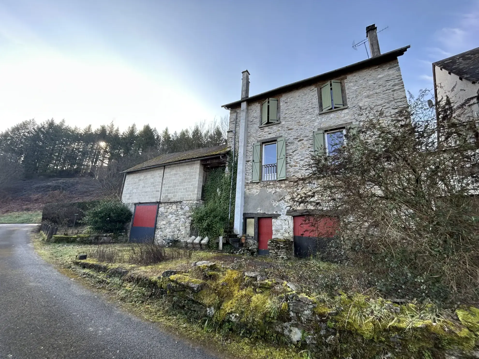 Maison en pierre à Cornil (19) avec dépendances et terrain de 360 m² 