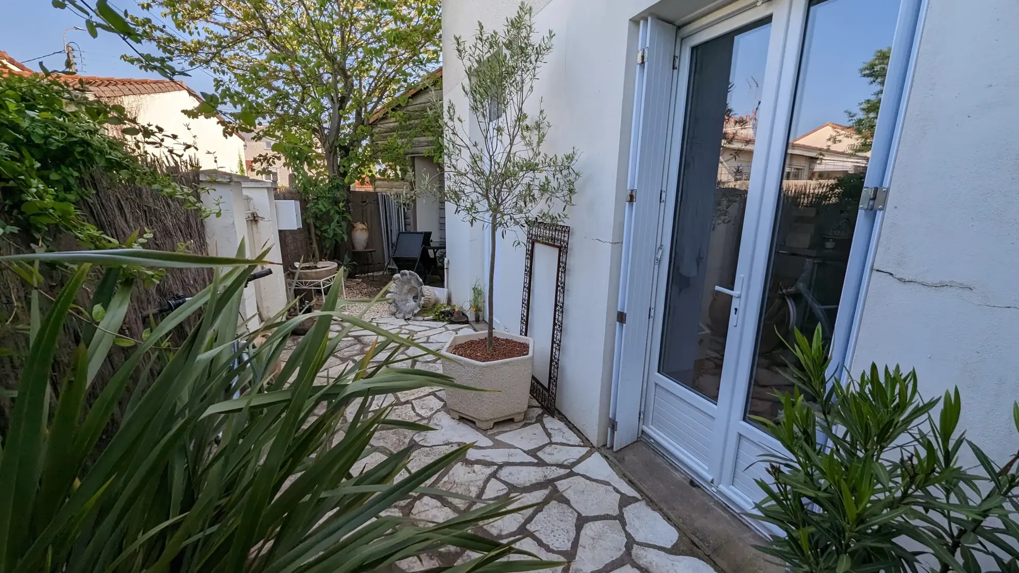 Appartement 4 chambres à Magne, centre-ville avec cour et balcon 