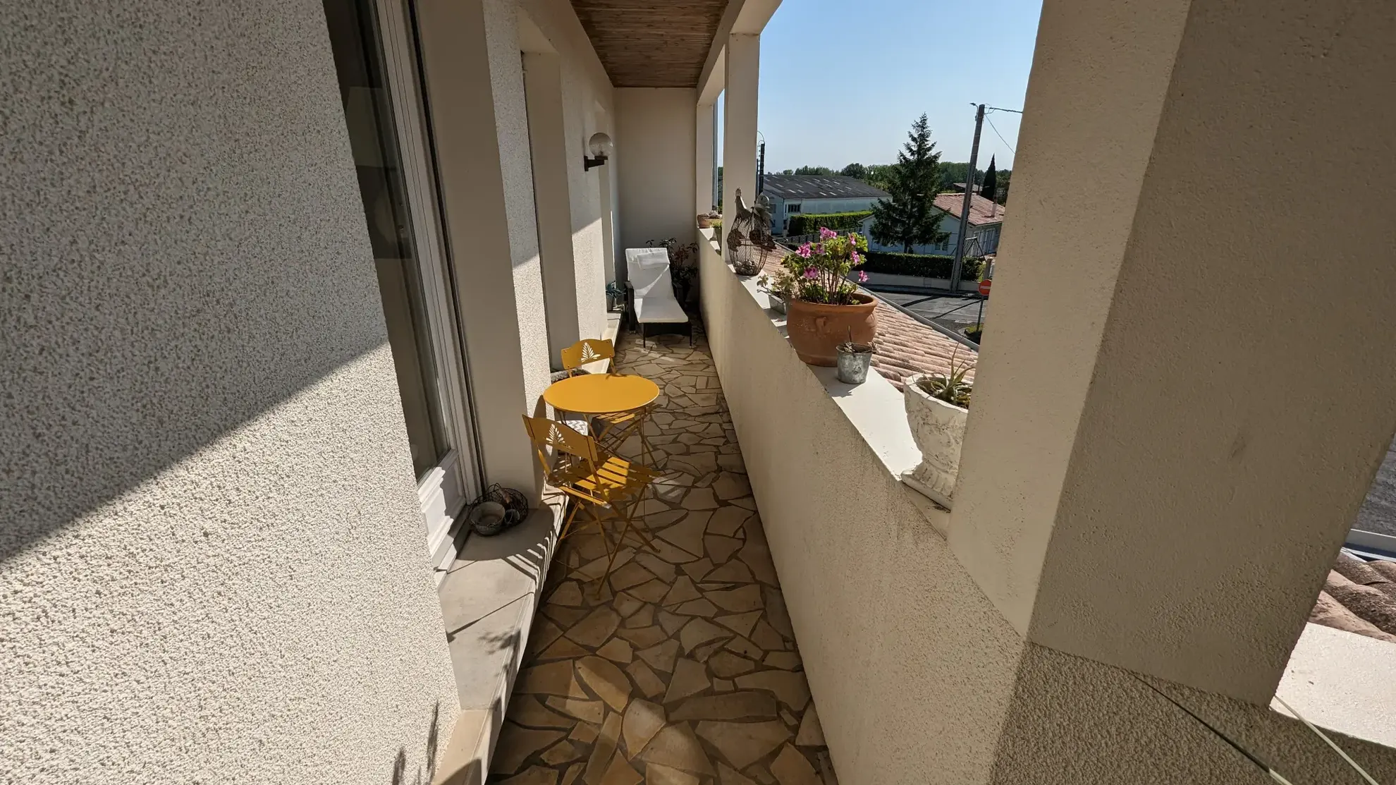 Appartement 4 chambres à Magne, centre-ville avec cour et balcon 