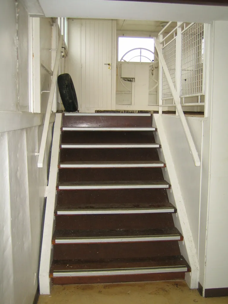 Péniche Résidentielle à Vendre au Mans – Vie Unique en Bord de l'Eau 