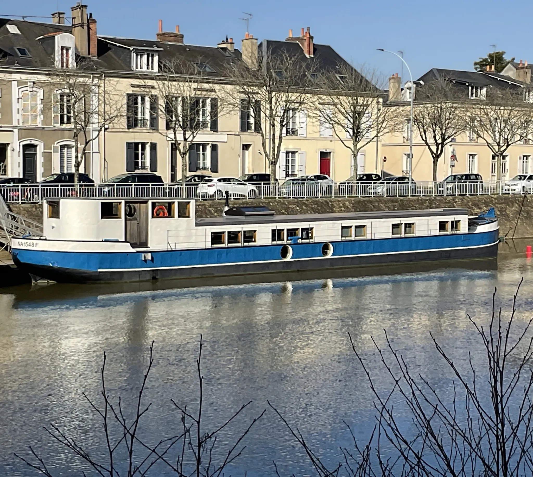 Péniche Résidentielle à Vendre au Mans – Vie Unique en Bord de l'Eau