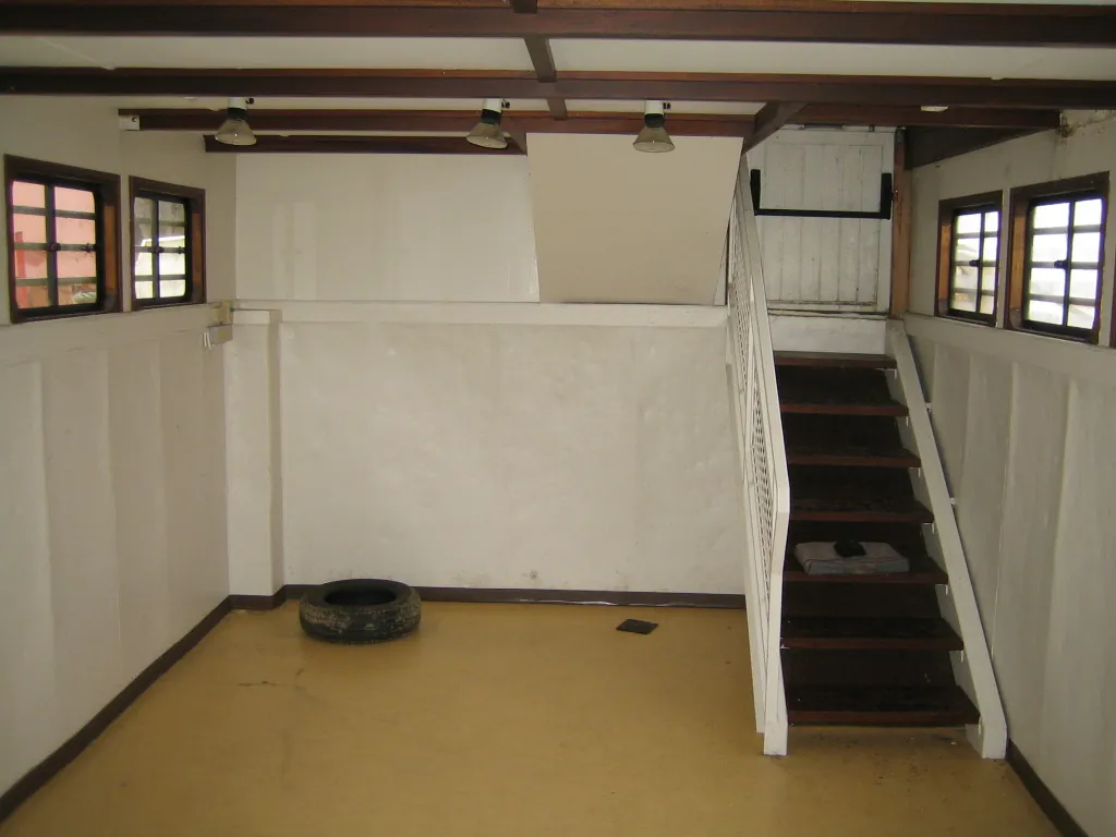 Péniche Résidentielle à Vendre au Mans – Vie Unique en Bord de l'Eau 