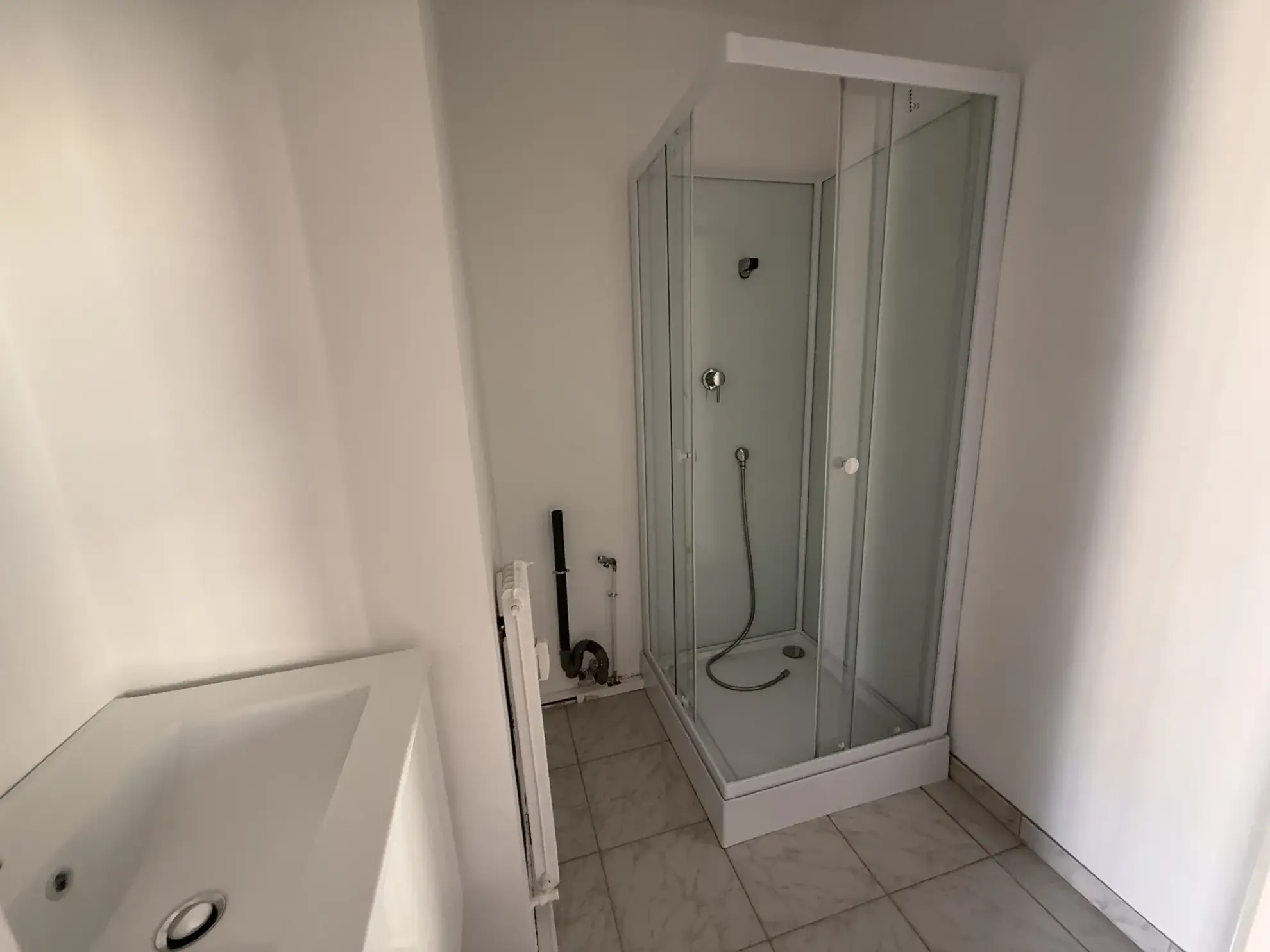 Grand studio de 32 m² à Nice avec balcon et cave, rue calme proche des commerces 