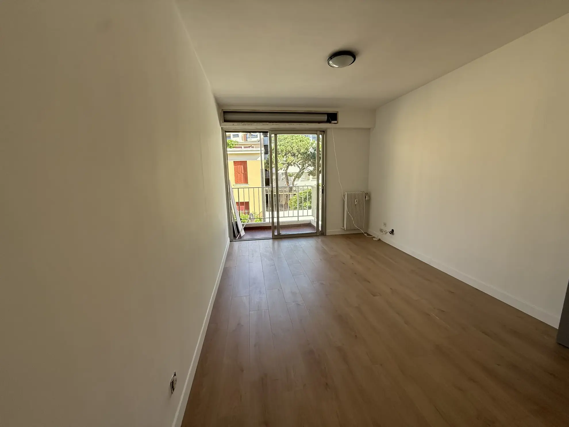 Grand studio de 32 m² à Nice avec balcon et cave, rue calme proche des commerces 