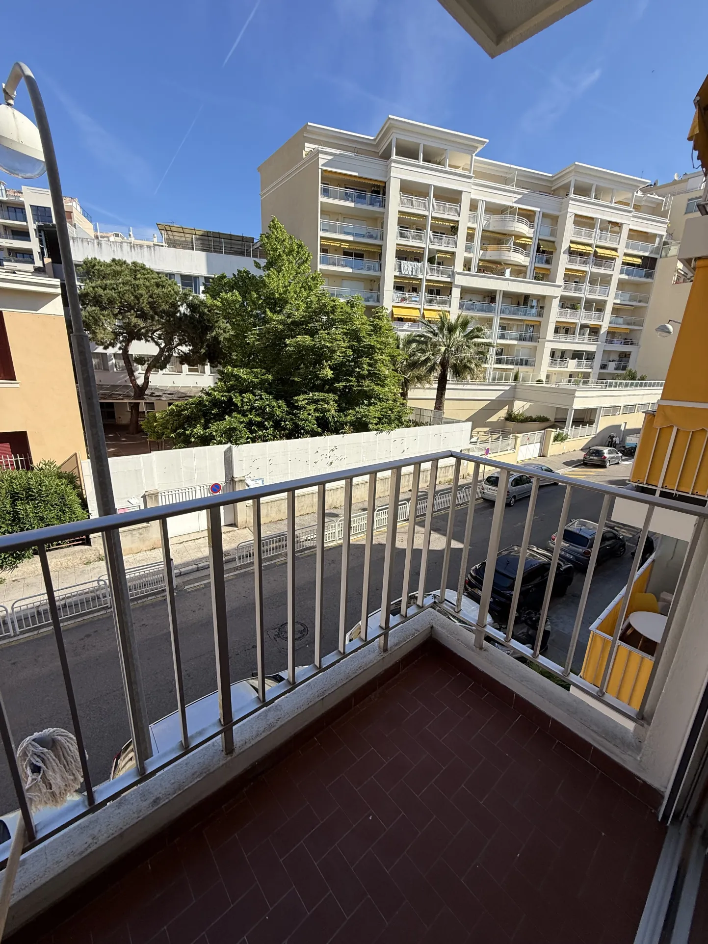 Grand studio de 32 m² à Nice avec balcon et cave, rue calme proche des commerces 
