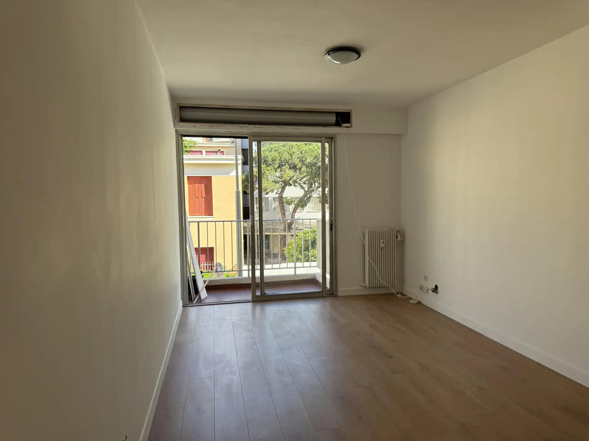Grand studio de 32 m² à Nice avec balcon et cave, rue calme proche des commerces 