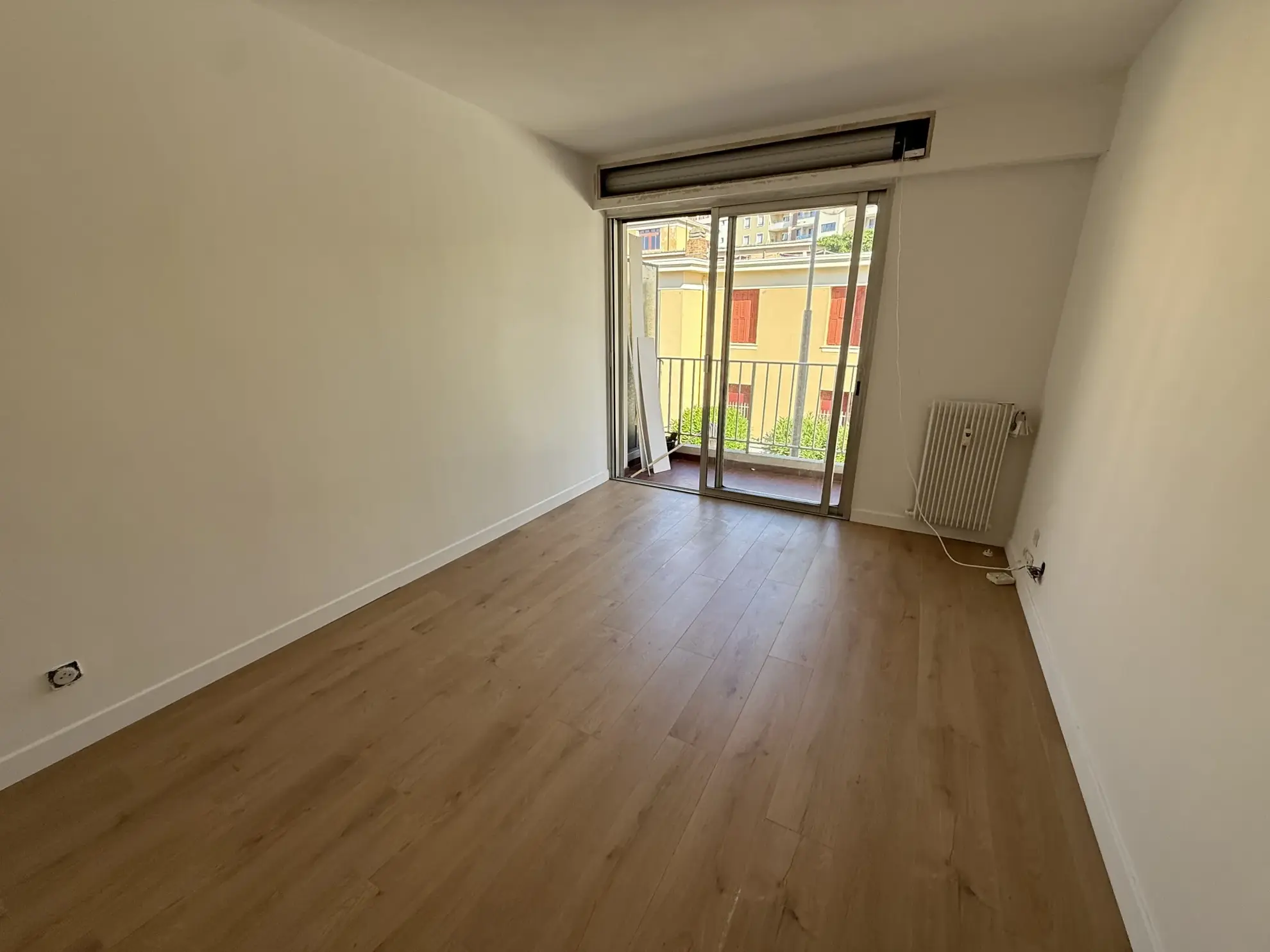 Grand studio de 32 m² à Nice avec balcon et cave, rue calme proche des commerces 