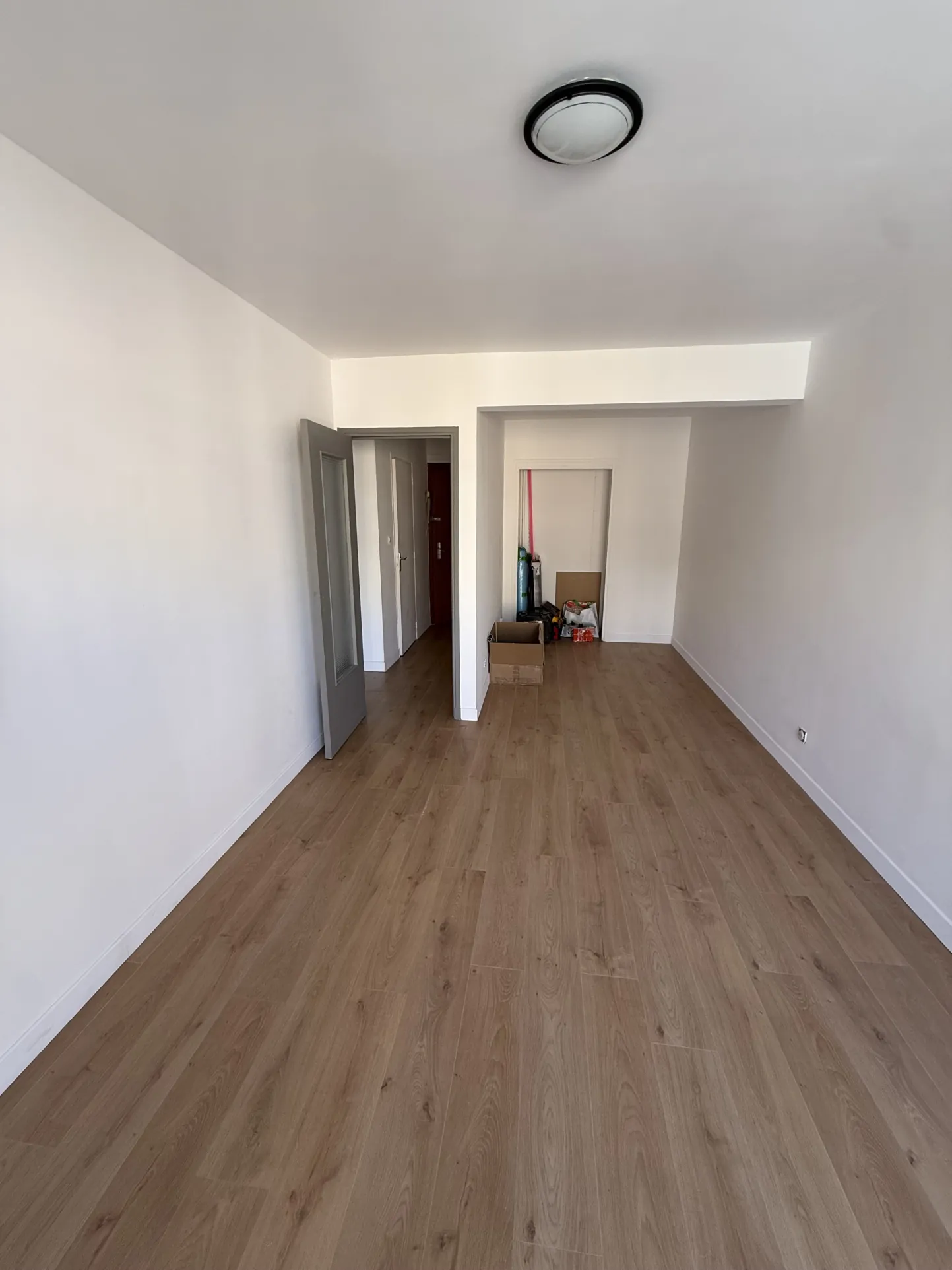 Grand studio de 32 m² à Nice avec balcon et cave, rue calme proche des commerces