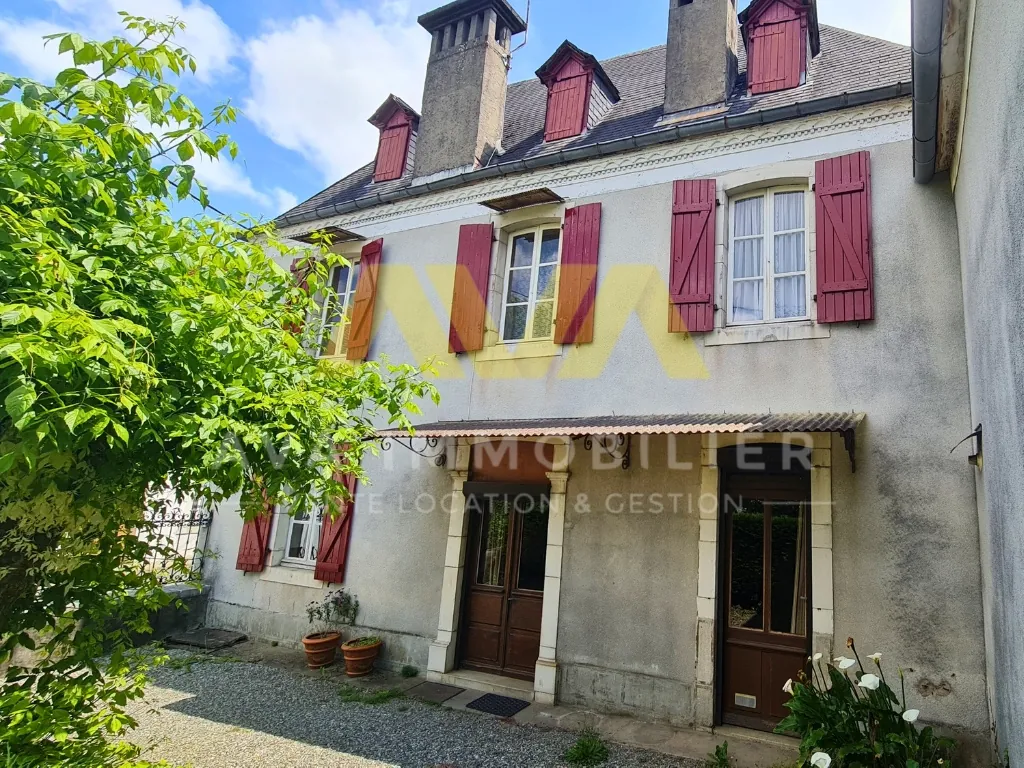 Grande maison de village de 299 m² avec jardins et dépendances à Navarrenx