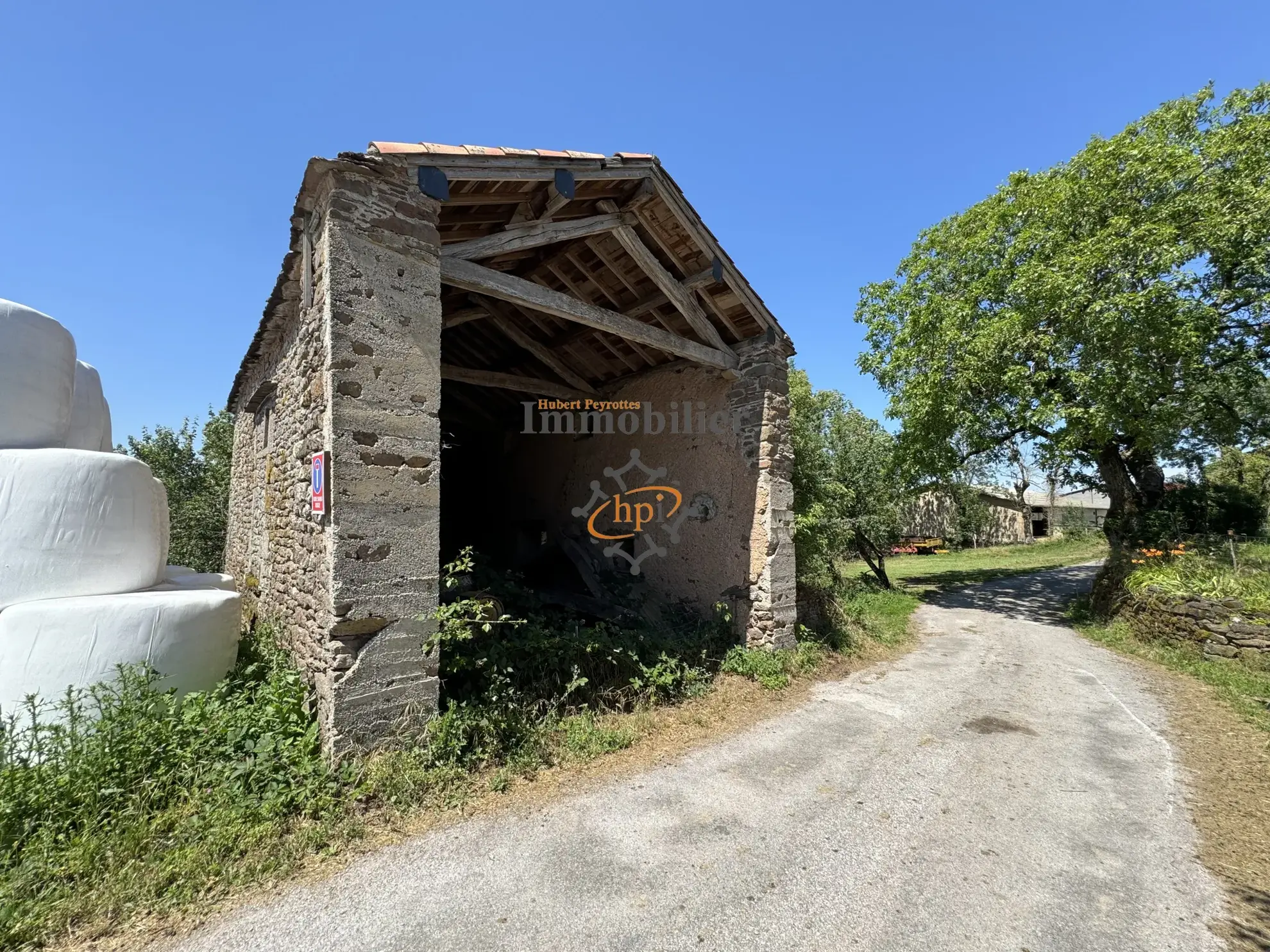 Grange en pierre et bâtiment sur terrain de 811 m² à Belmont-sur-Rance - Idéal stockage 