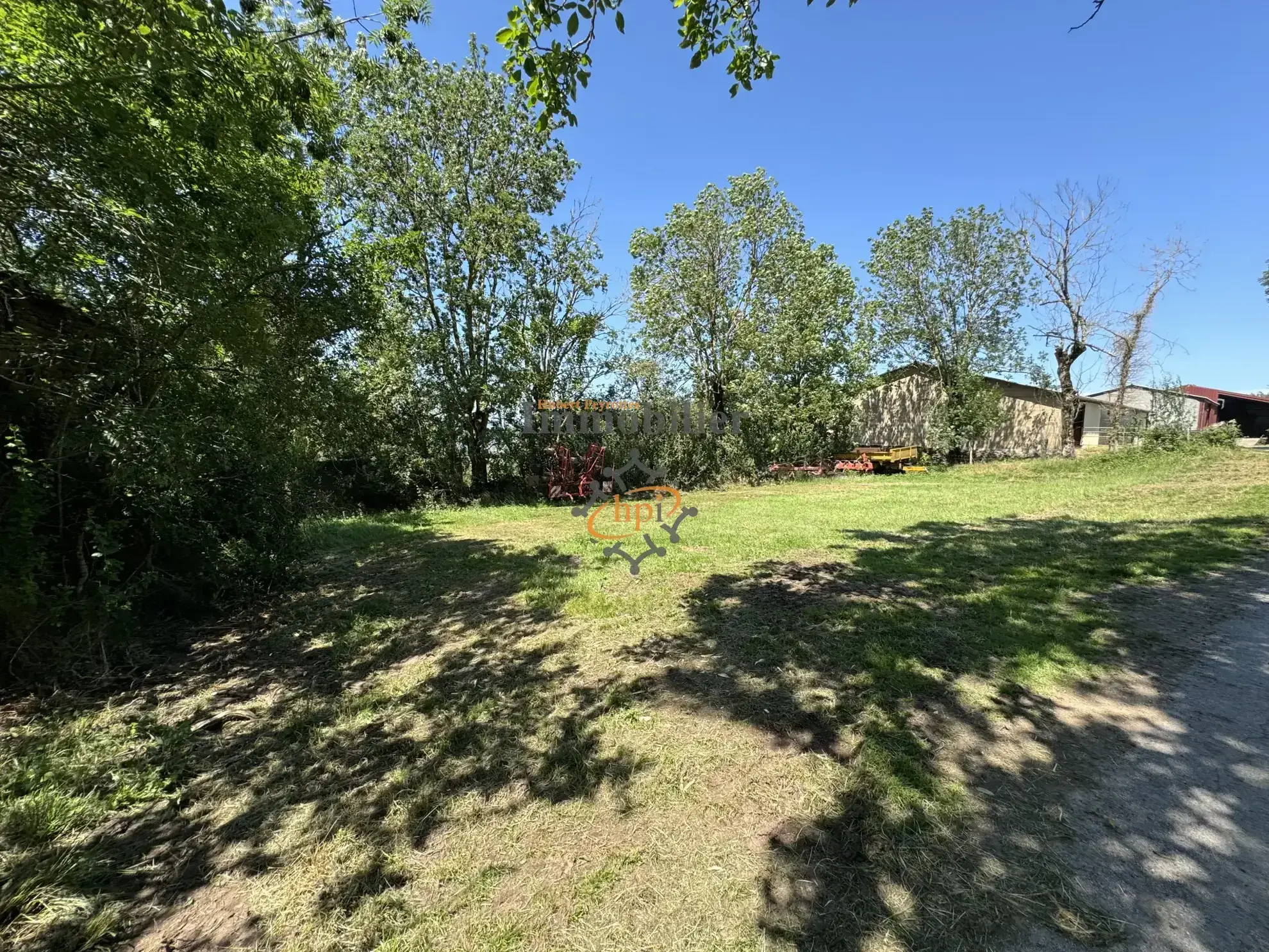 Grange en pierre et bâtiment sur terrain de 811 m² à Belmont-sur-Rance - Idéal stockage 