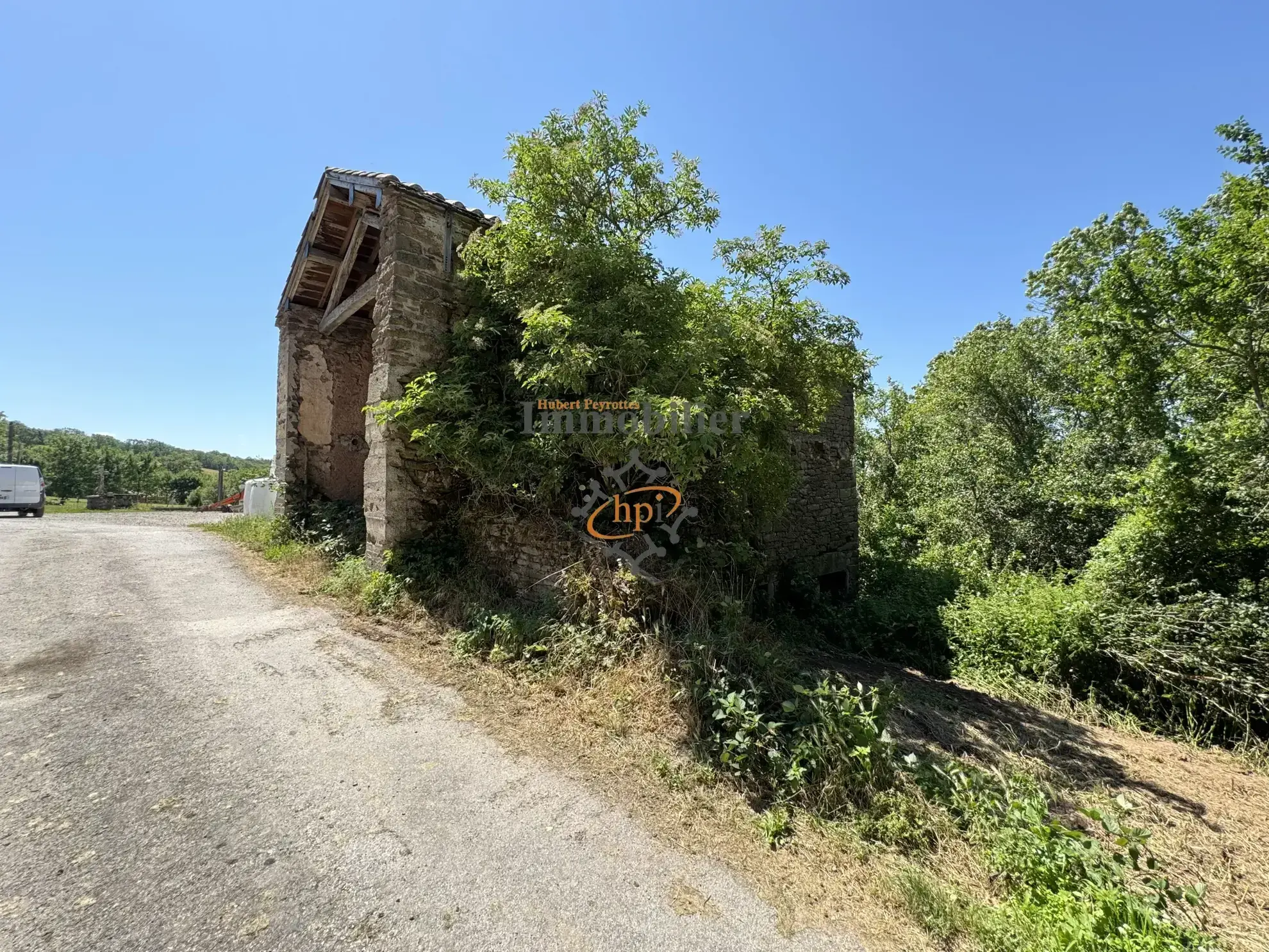 Grange en pierre et bâtiment sur terrain de 811 m² à Belmont-sur-Rance - Idéal stockage 