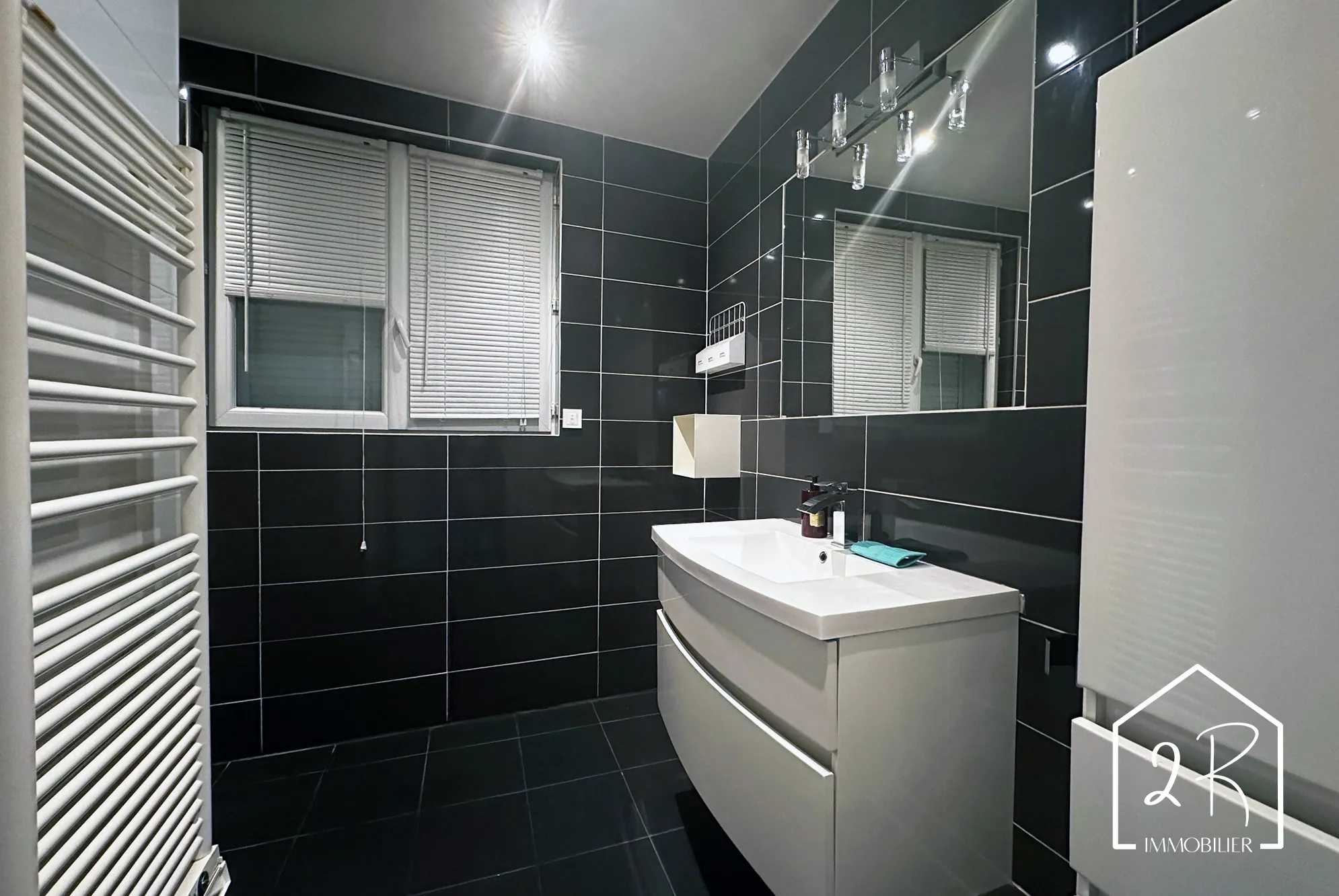 Maison familiale de 125 m2 avec cour à Vénissieux, proche transport 