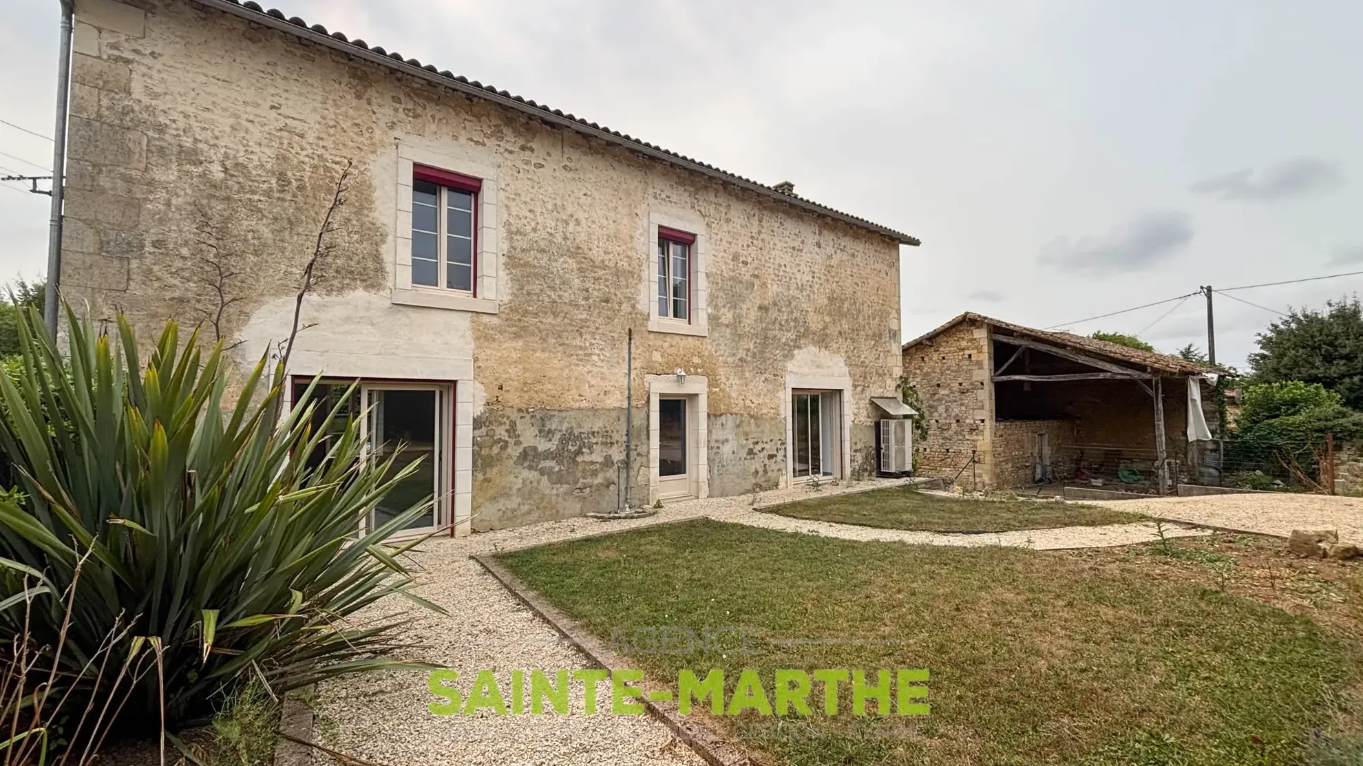 Belle maison de village rénovée avec jardin et terrasse proche de Niort 