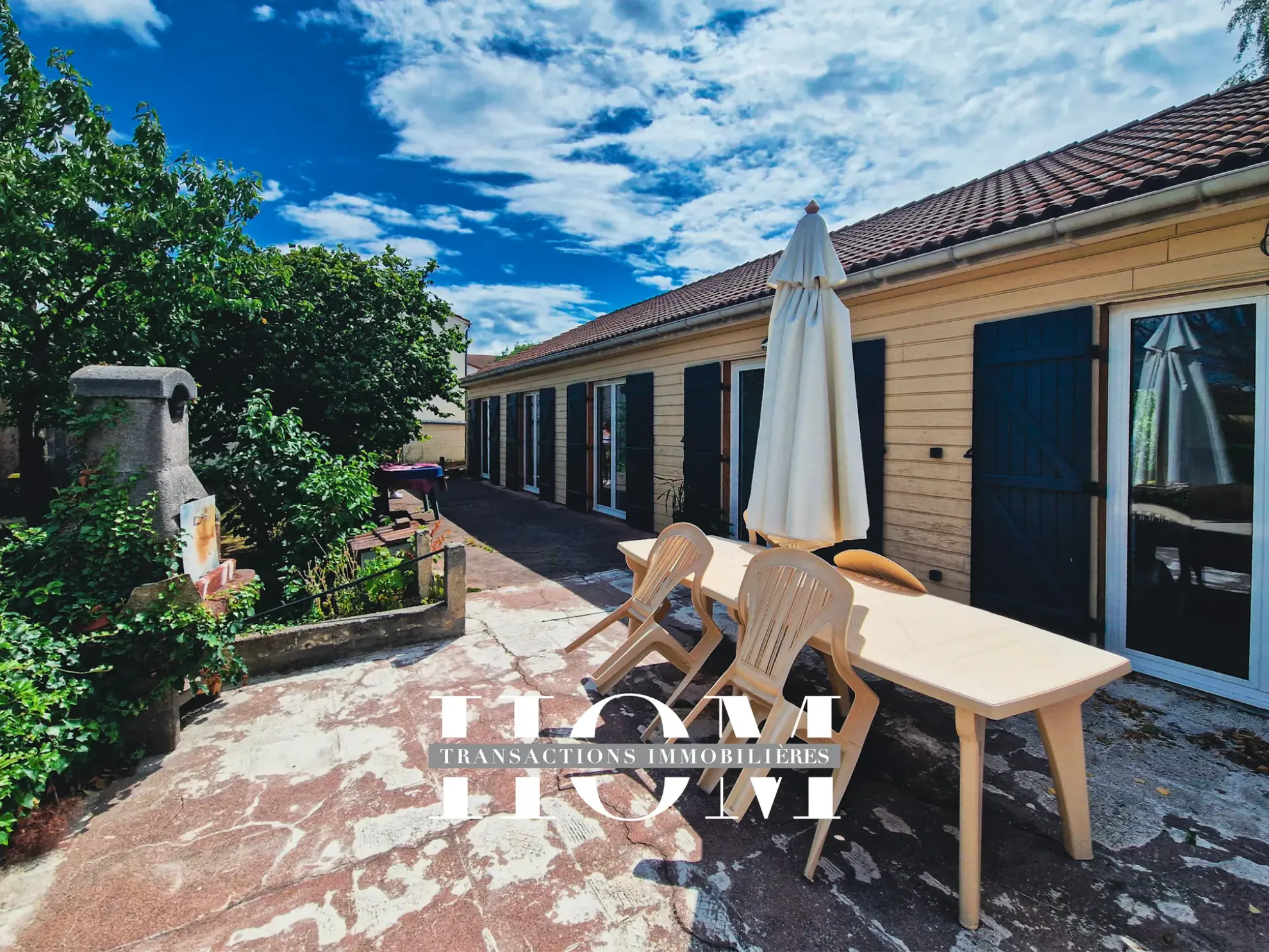 Maison de plain-pied rénovée à Theilhède - Spacieux terrain et potentiel d'aménagement