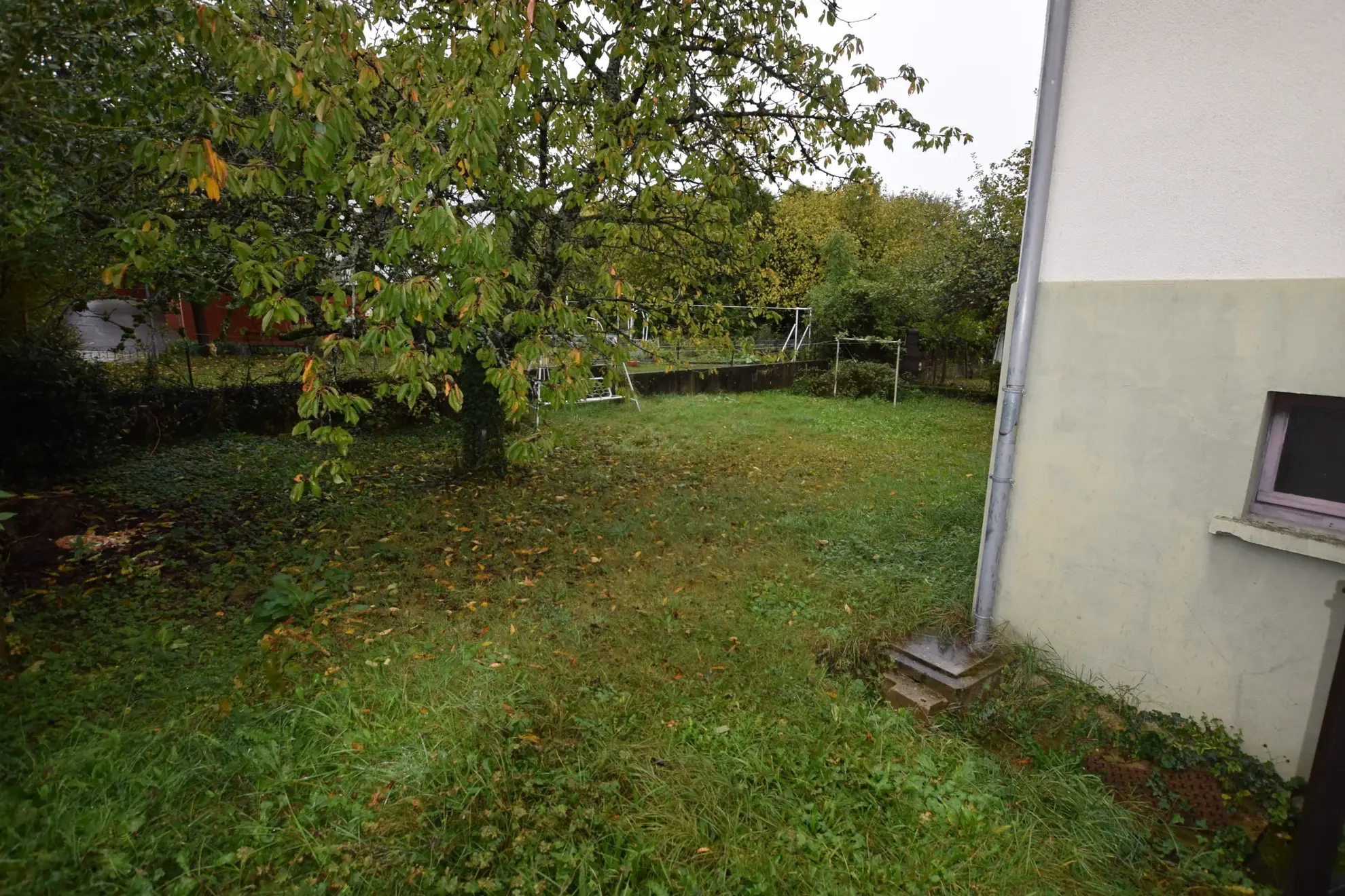 Maison familiale F6 à Montbéliard avec grand terrain paysagé et garage 