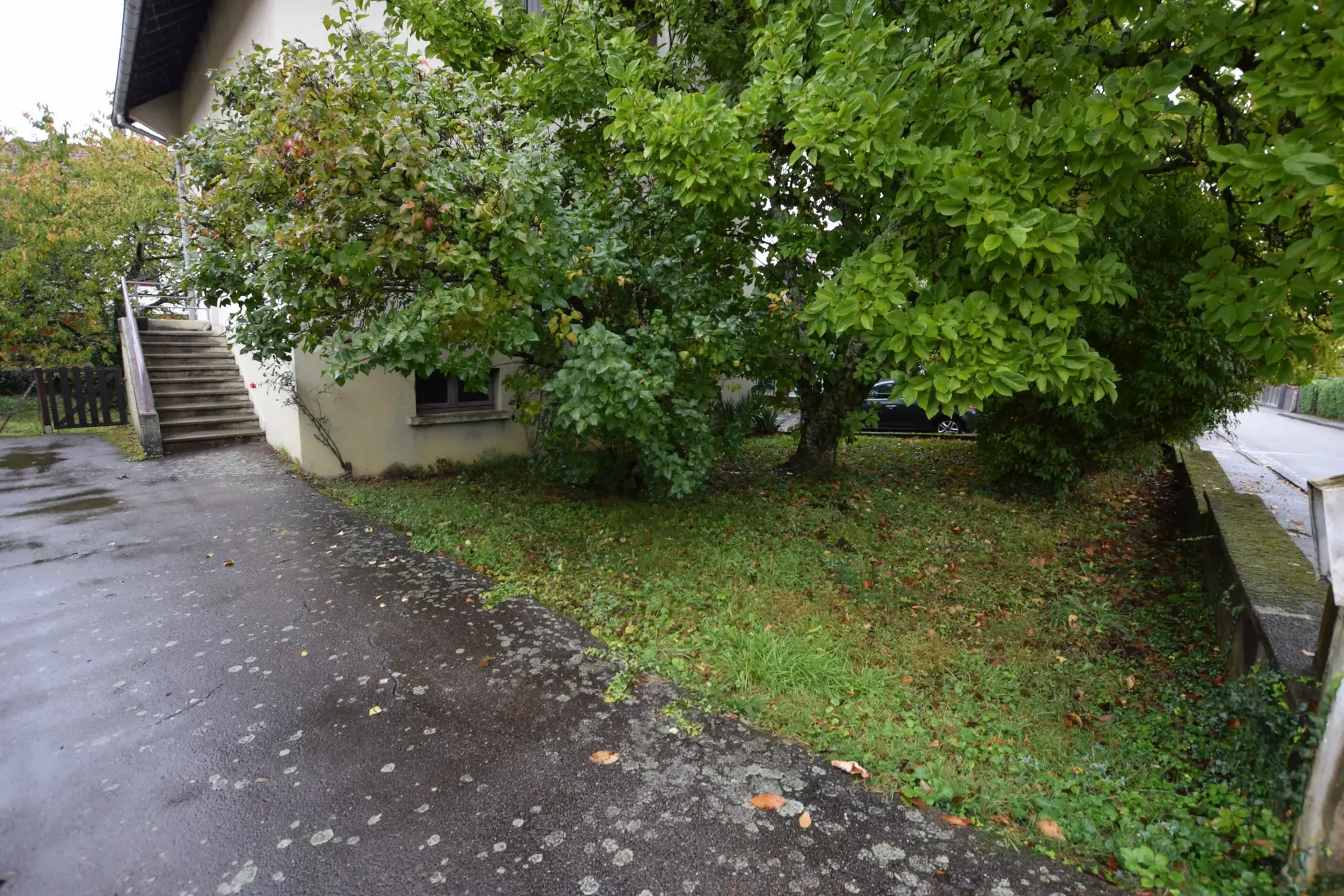 Maison familiale F6 à Montbéliard avec grand terrain paysagé et garage