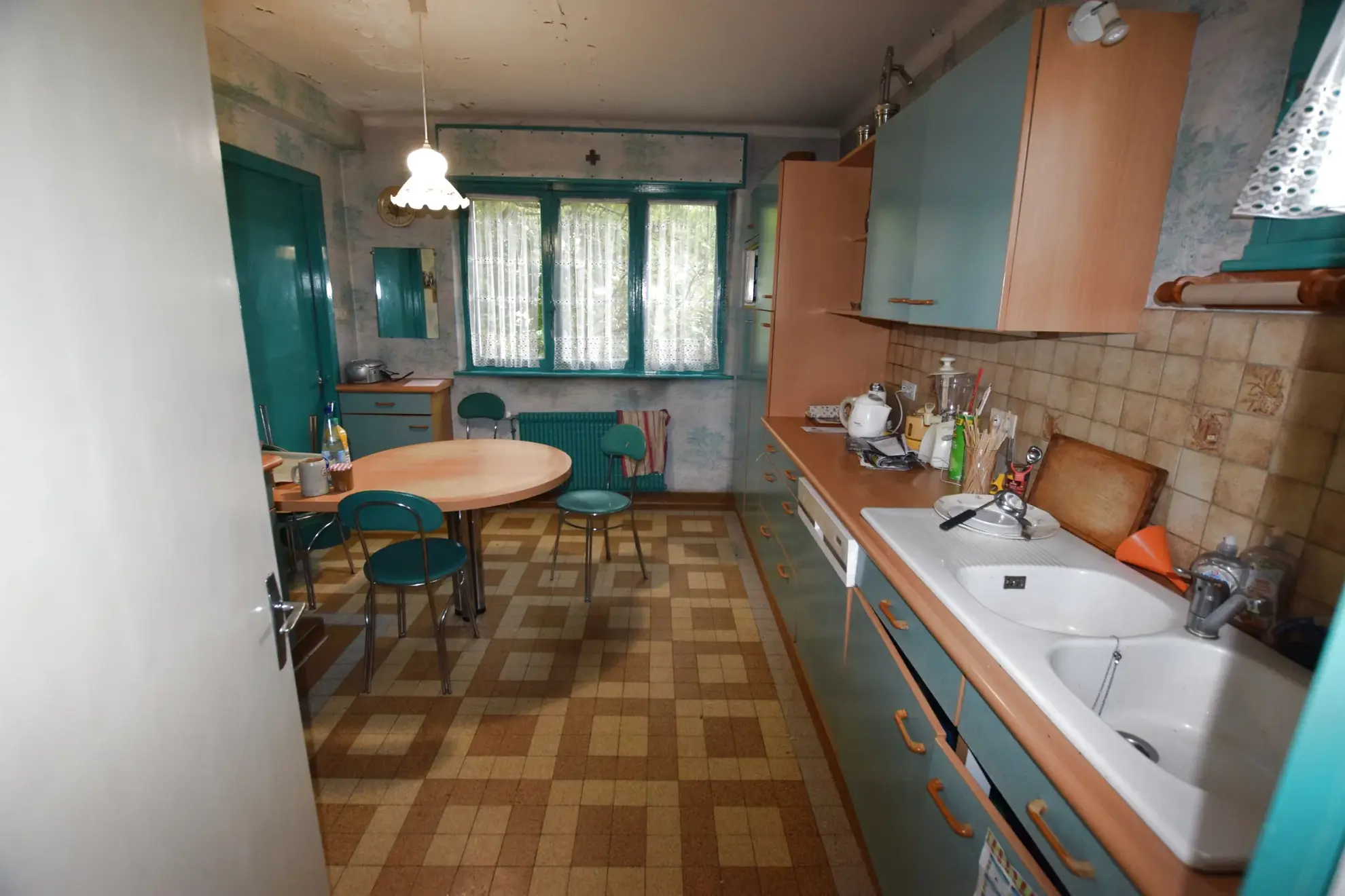 Maison familiale F6 à Montbéliard avec grand terrain paysagé et garage 