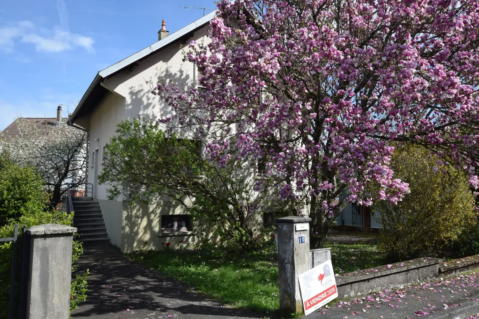 Maison familiale F6 à Montbéliard avec grand terrain paysagé et garage 