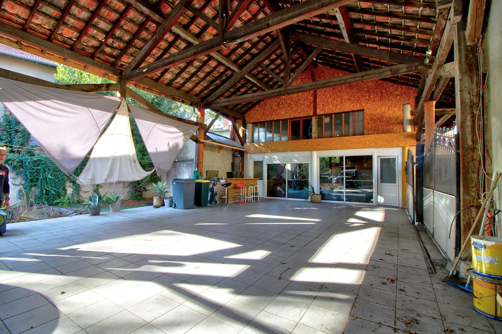 Vente de hangar et atelier à Vénissieux — Opportunité pour artisans 