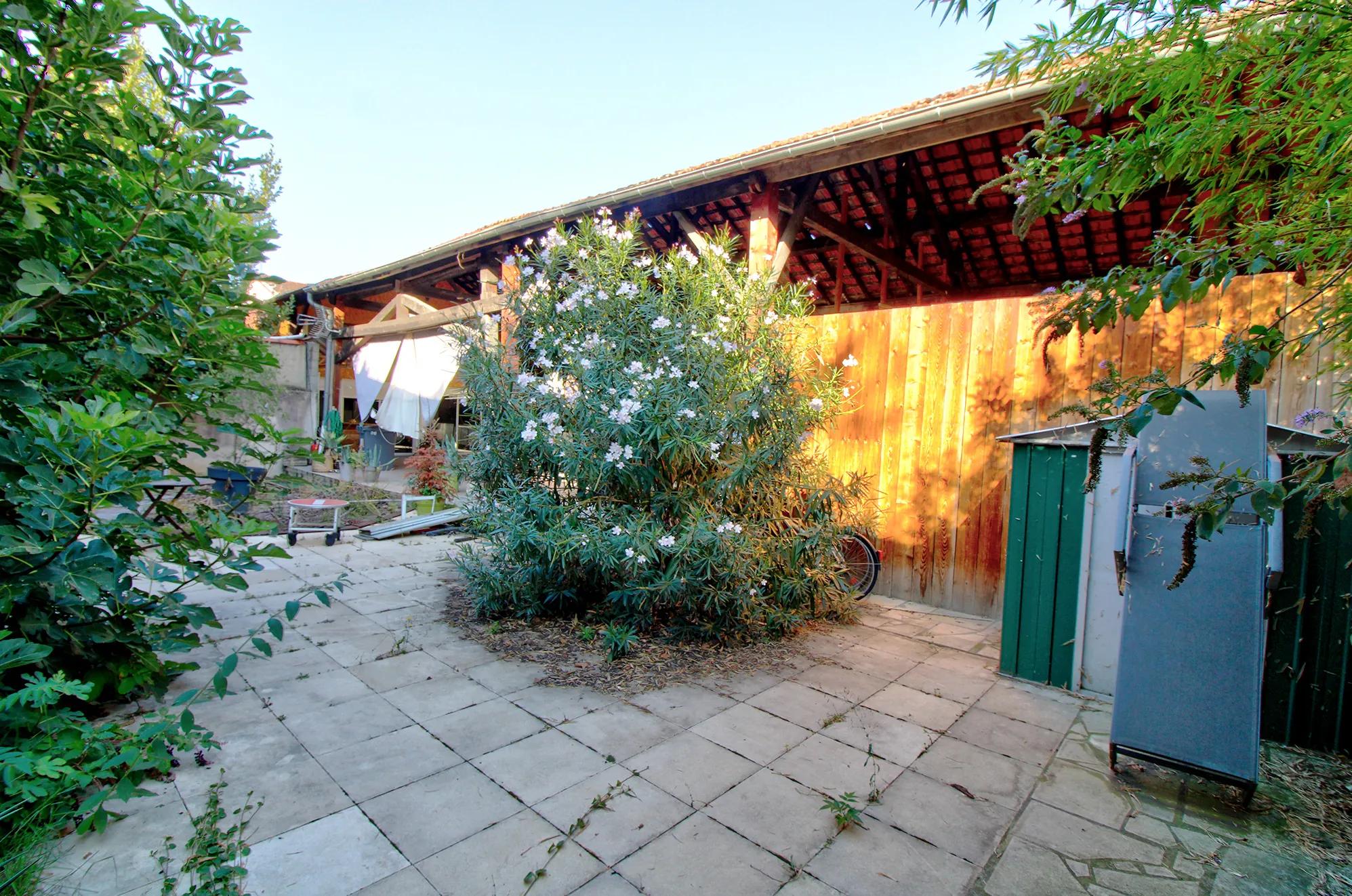 Vente de hangar et atelier à Vénissieux — Opportunité pour artisans 