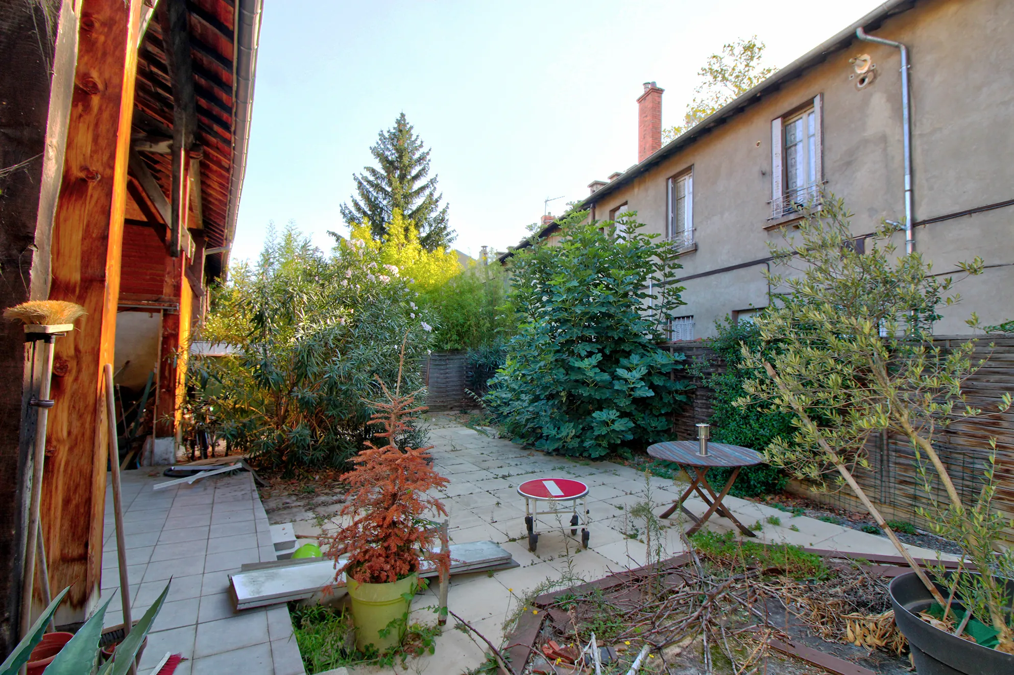 Vente de hangar et atelier à Vénissieux — Opportunité pour artisans 