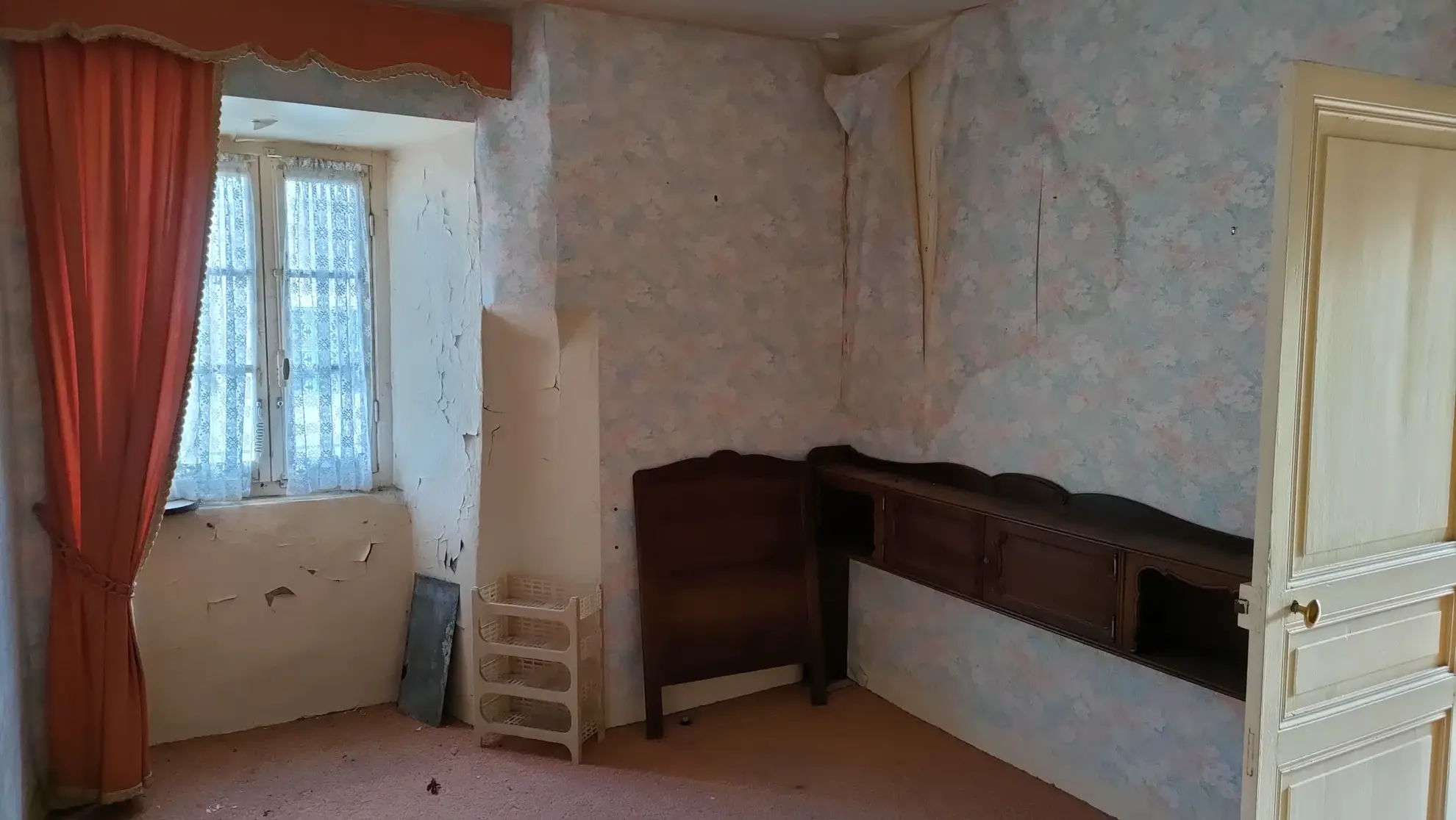 Charmante maison de village en pierre à Vignols à rénover avec jardin 