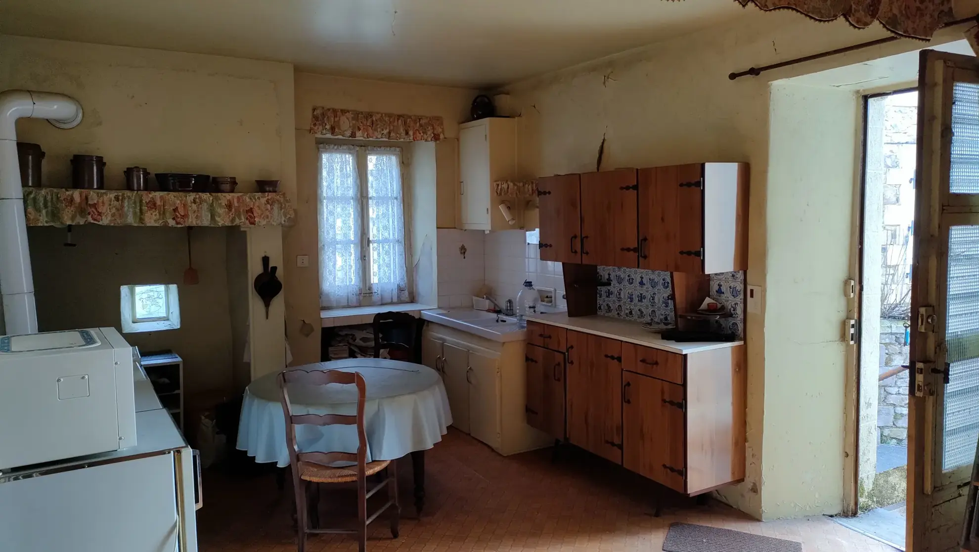 Charmante maison de village en pierre à Vignols à rénover avec jardin 